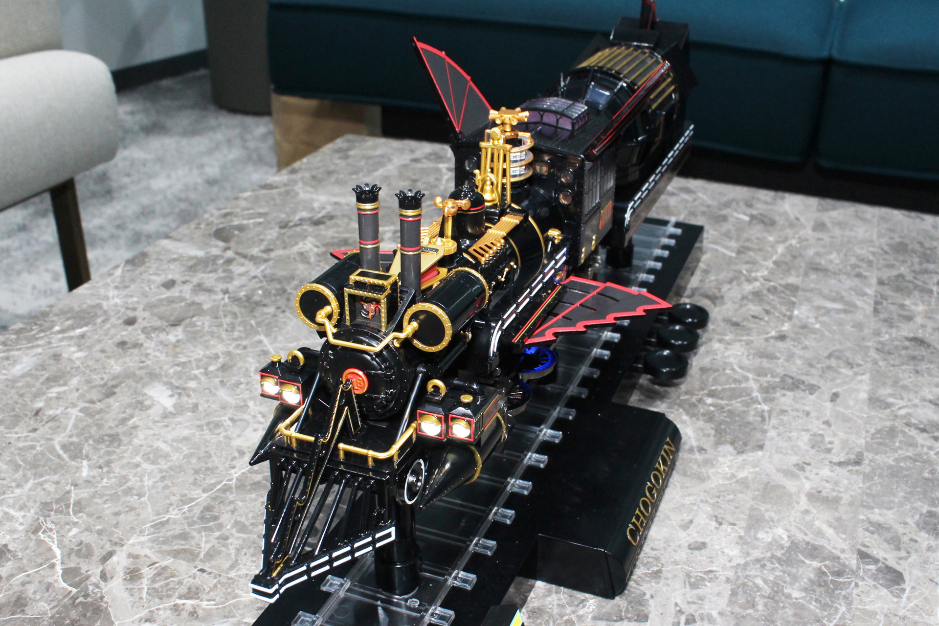 地上走行形態からタイムスリップ時の空中飛行形態への変形が可能。なお本稿で撮影しているのは試作品で、給電のケーブルの仕様などが製品版とは異なる