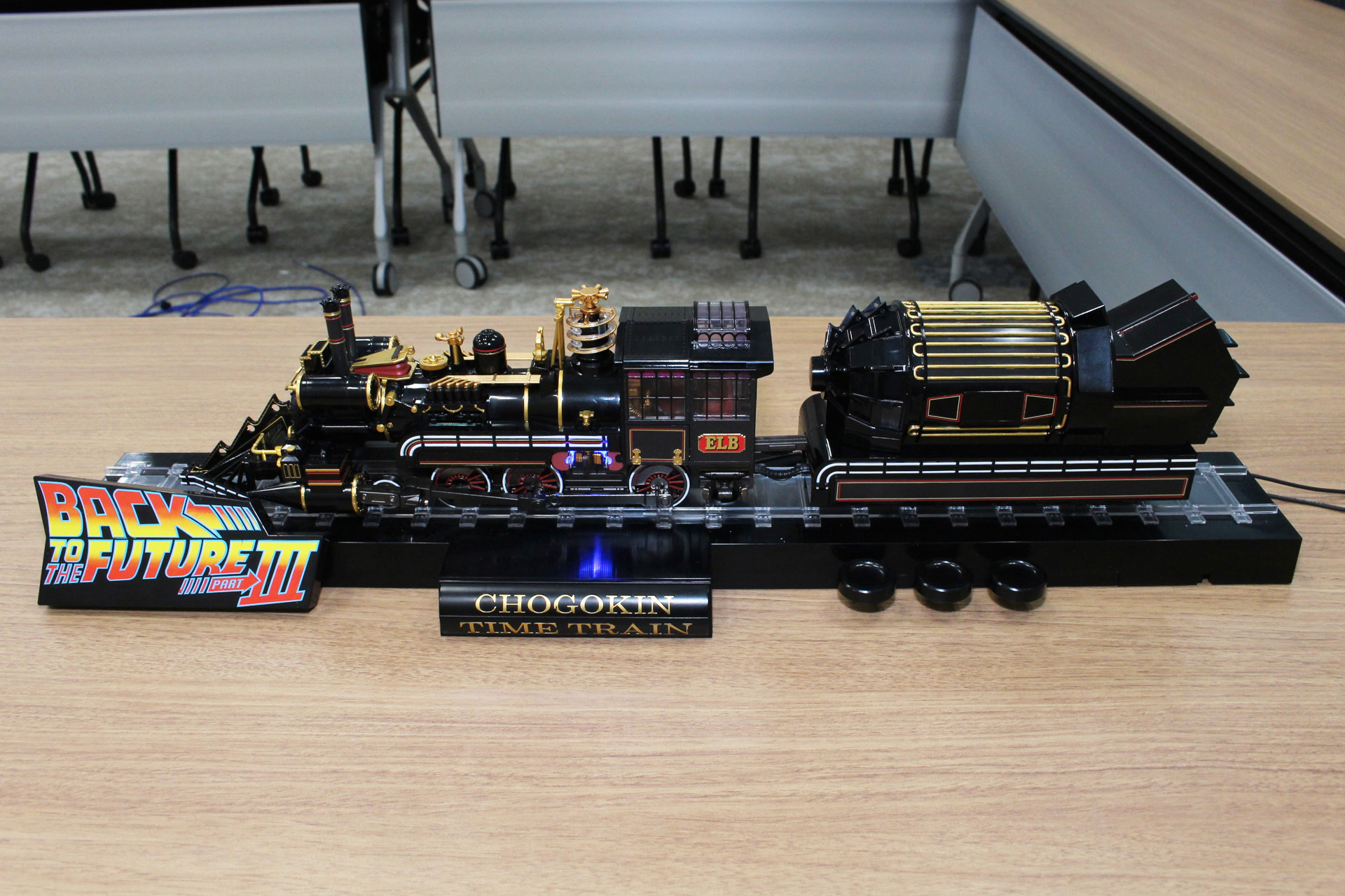 車体の全長はテンダーも含めて約480mm。ロゴ入りの台座は全長560mm