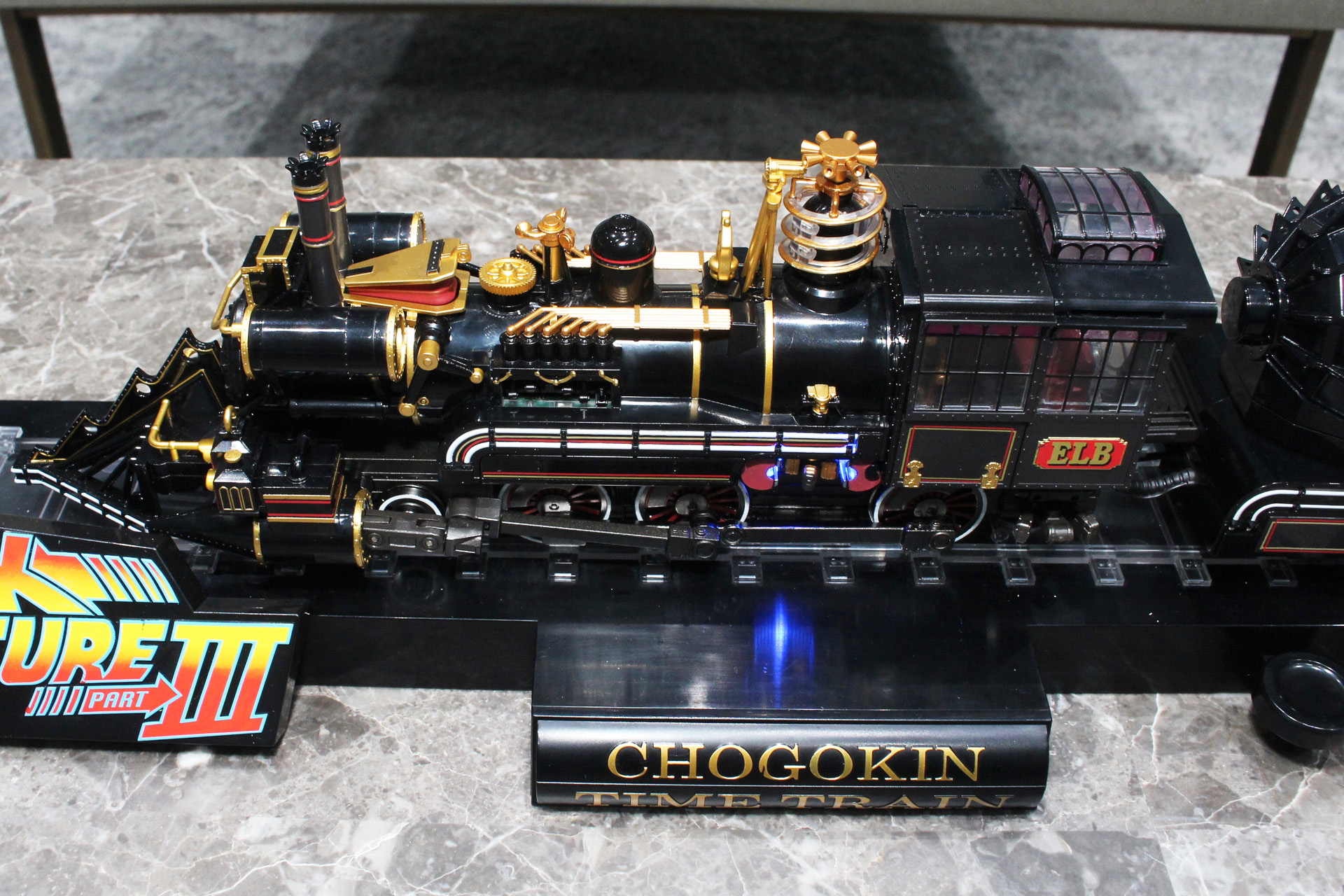 車体各所に見られる装飾は劇中とほぼ同じ動きで可動する。各所にLEDを内蔵し、それが発光するほか、効果音などのサウンドも鳴る