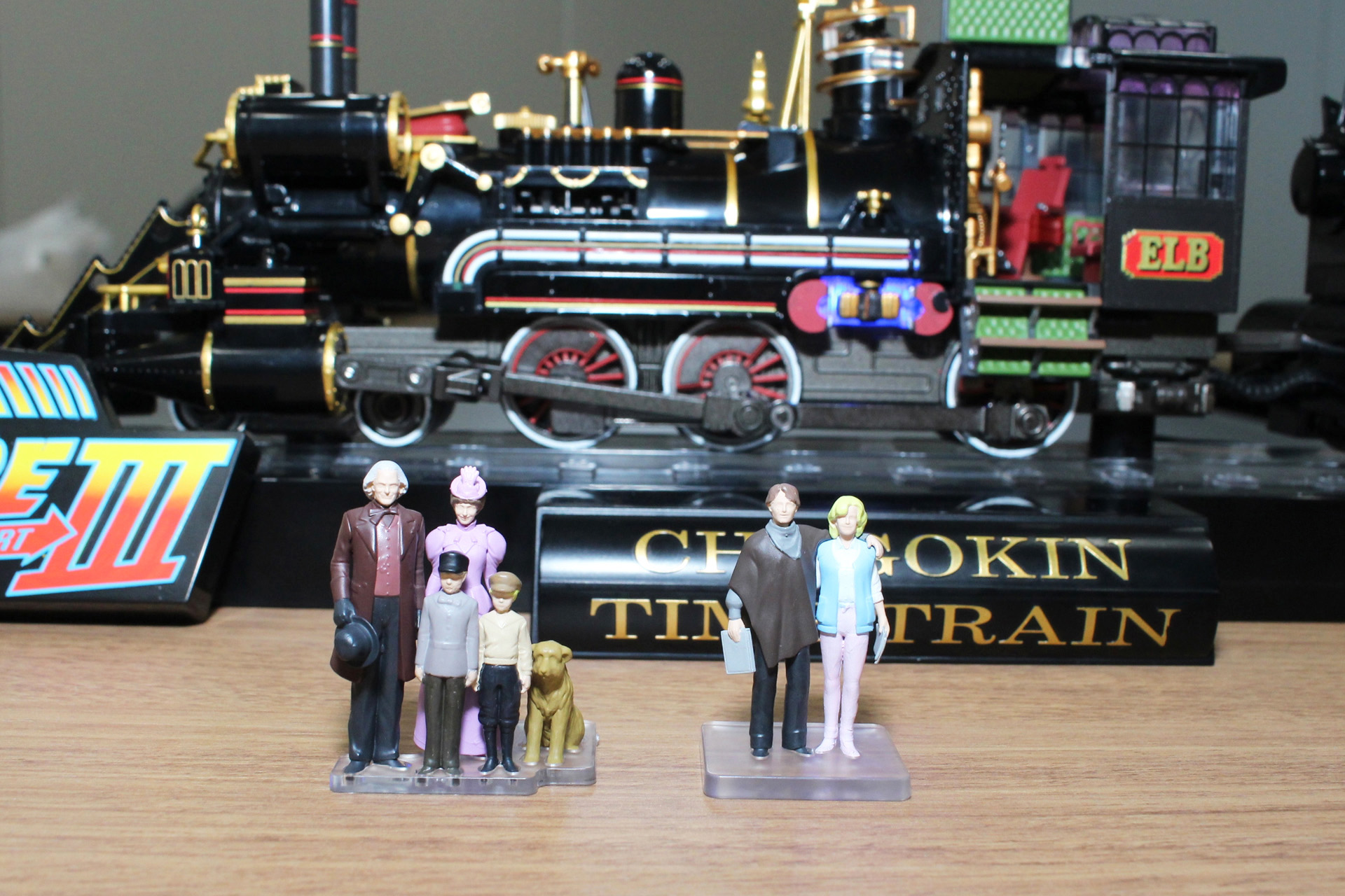 該当シーンに登場したキャラクターの同スケールフィギュアも付属する