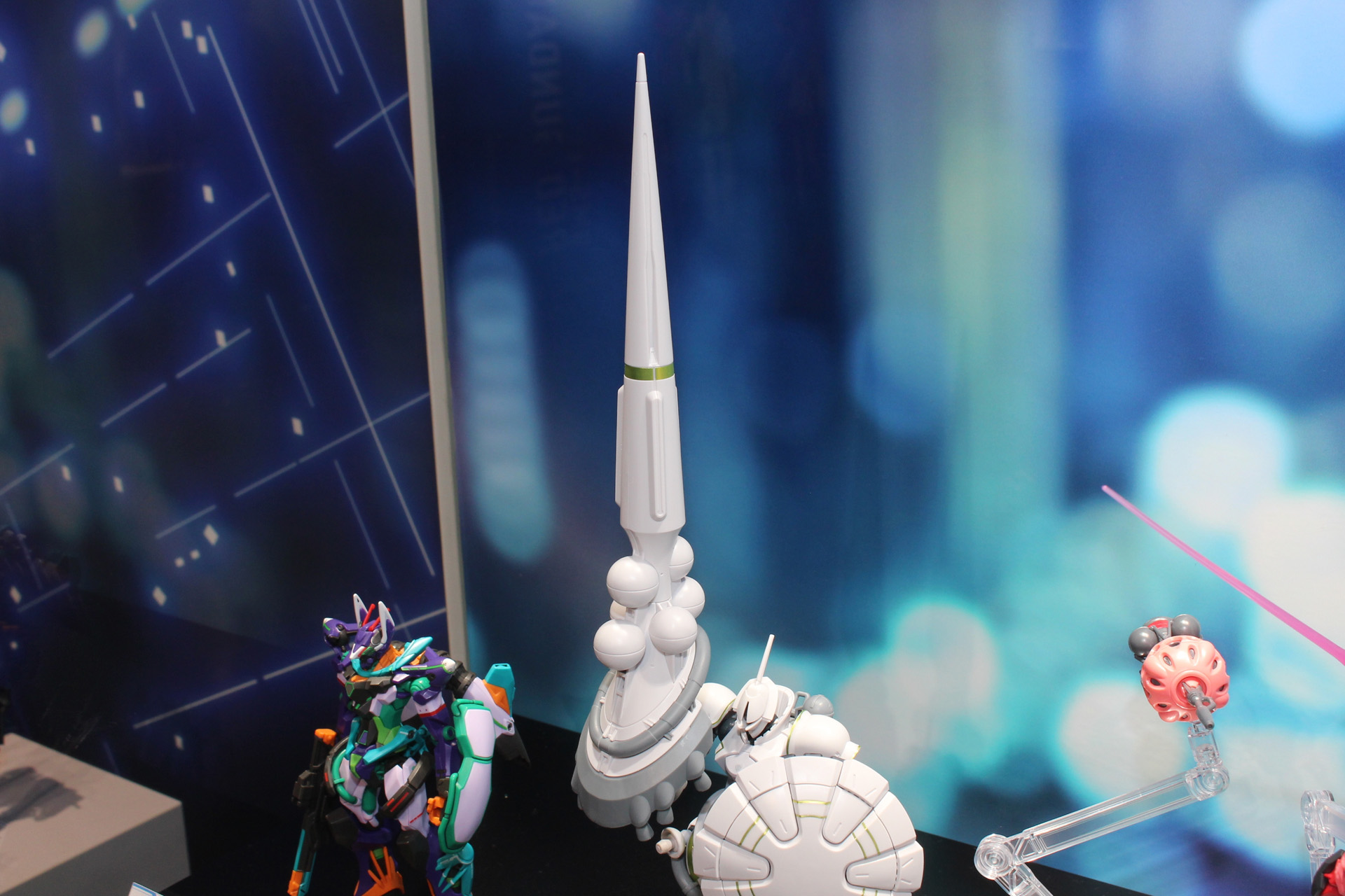 巨大なハクジも忠実に再現。専用の台座も付属する