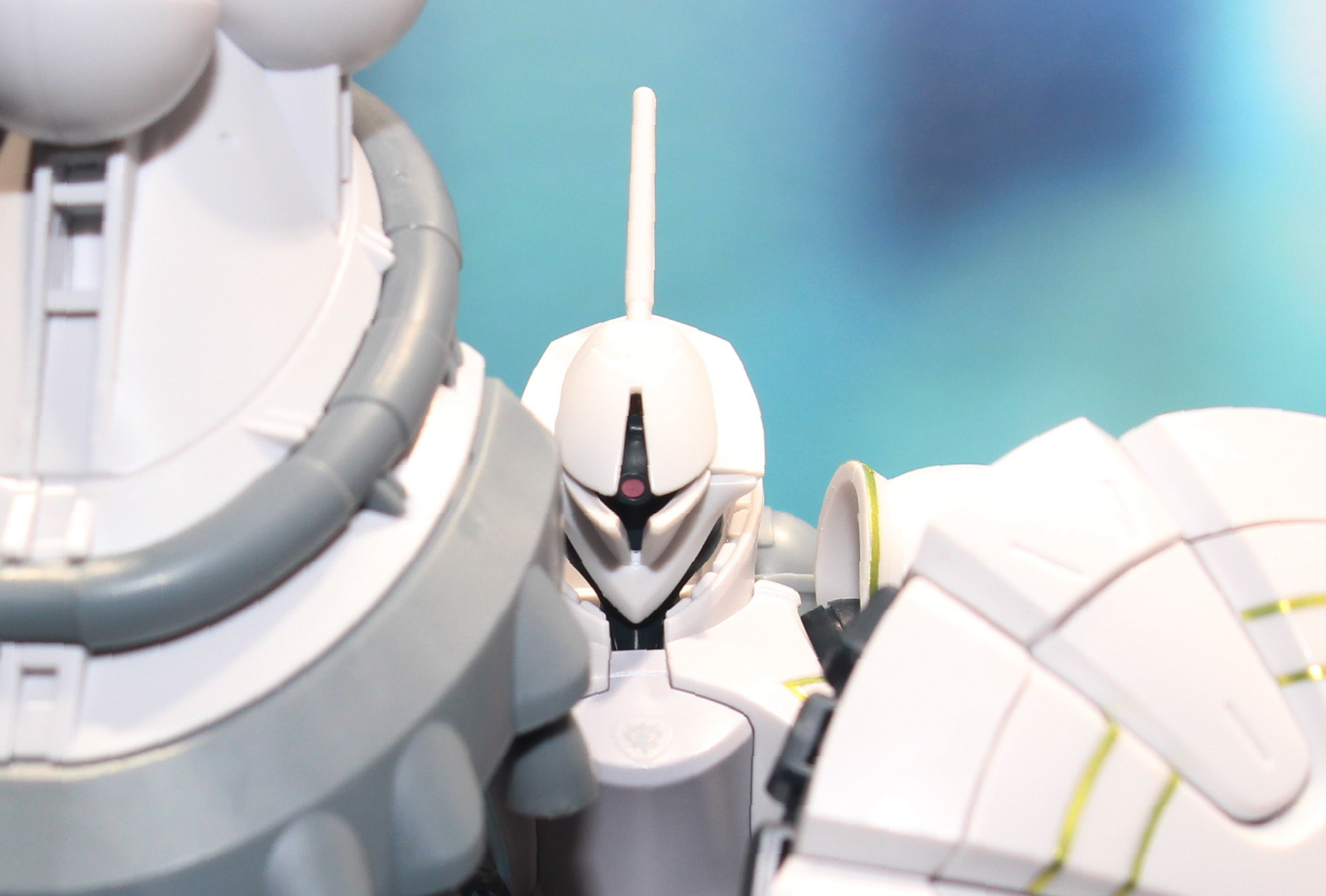 モノアイは可動ギミックを内蔵