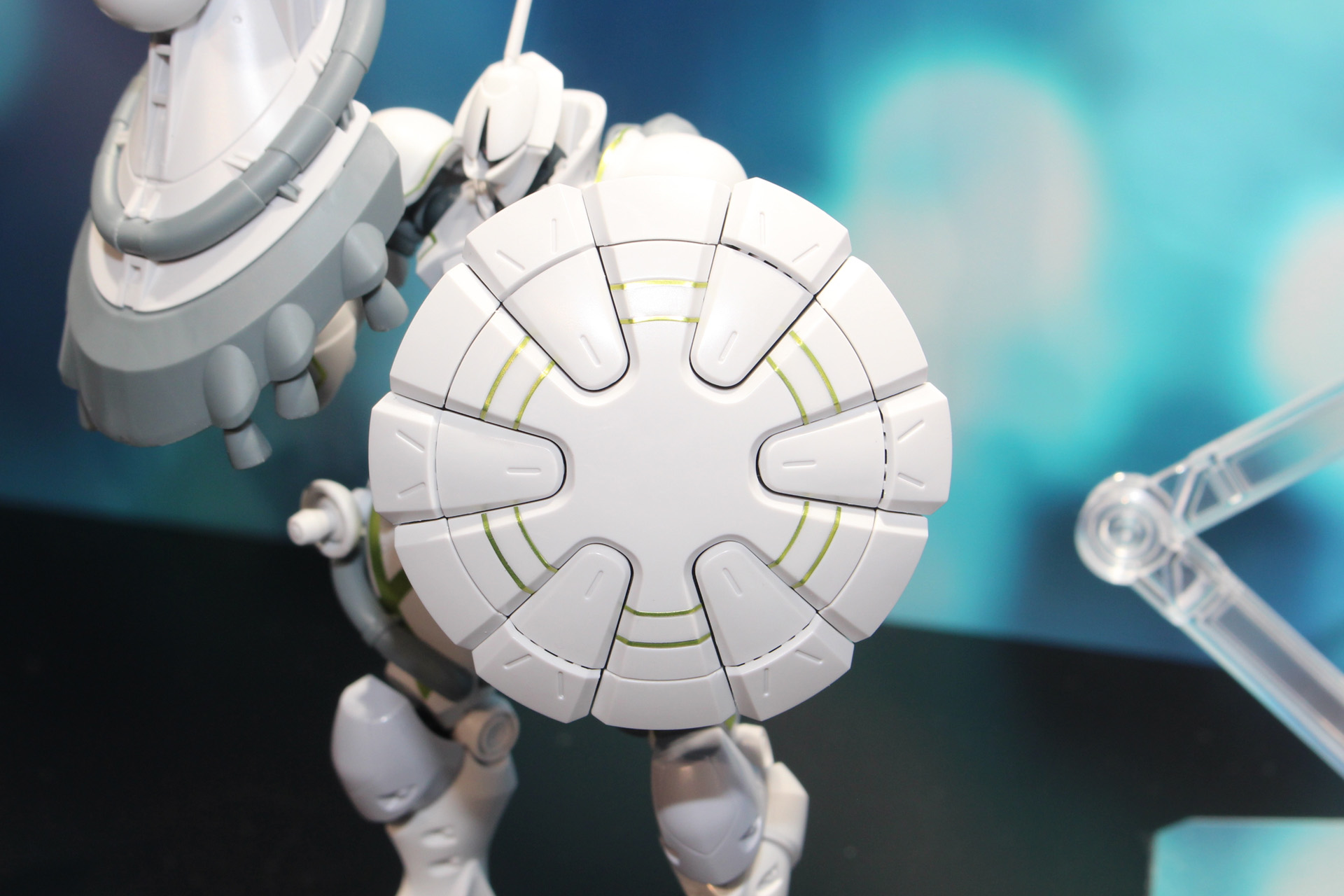 こちらもギャンならではの、ミサイル発射機構を内蔵するシールド