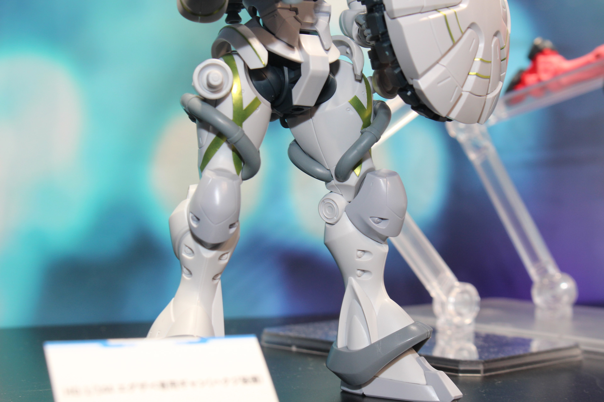 各部に見られるゴールドのラインはシールで再現されるようだ