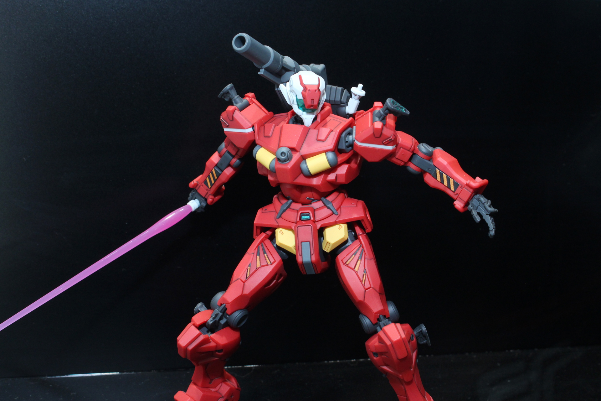 遠近の戦力を兼ね備えた量産型MSだ