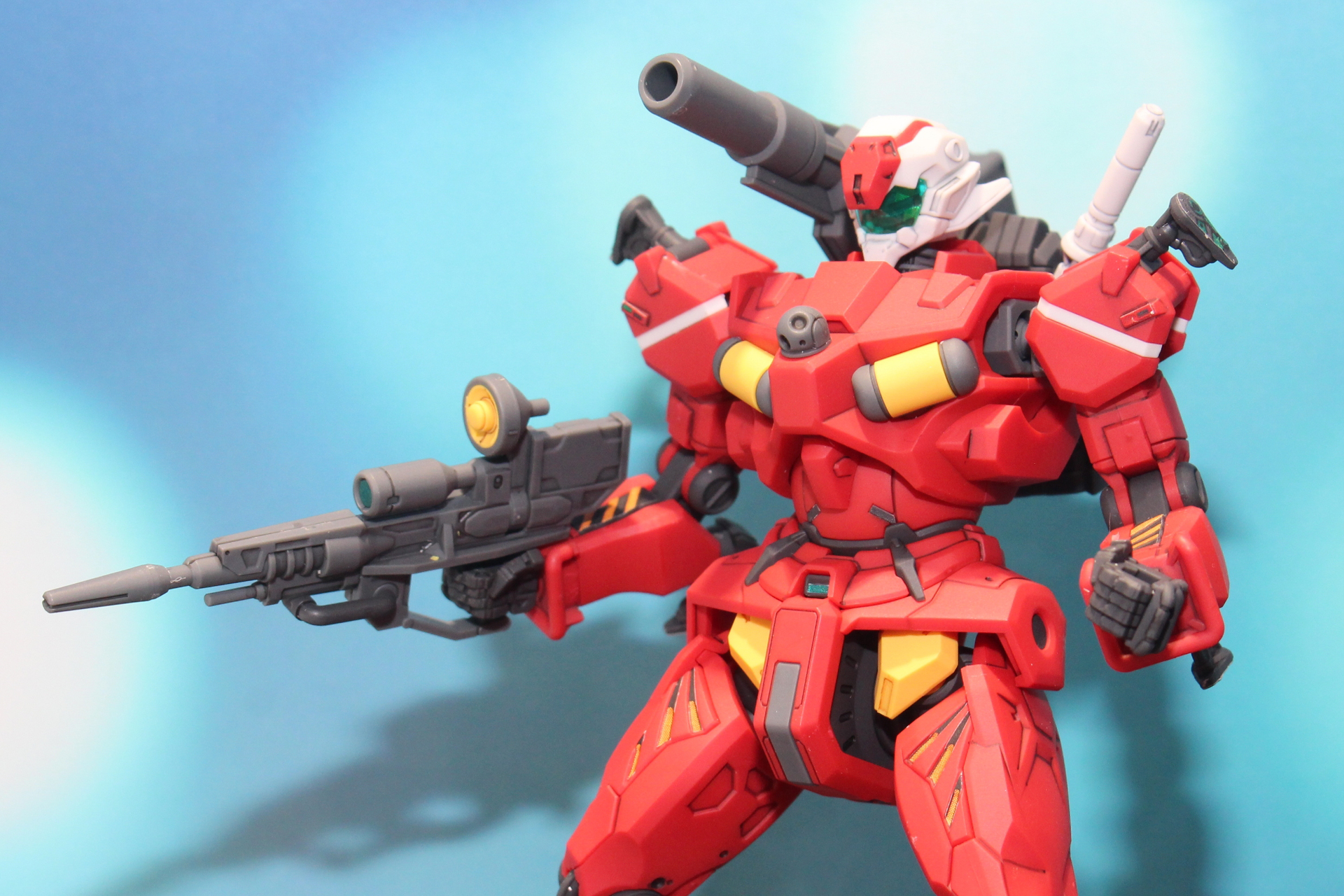 手持ちの武装はビームライフルとビームサーベル