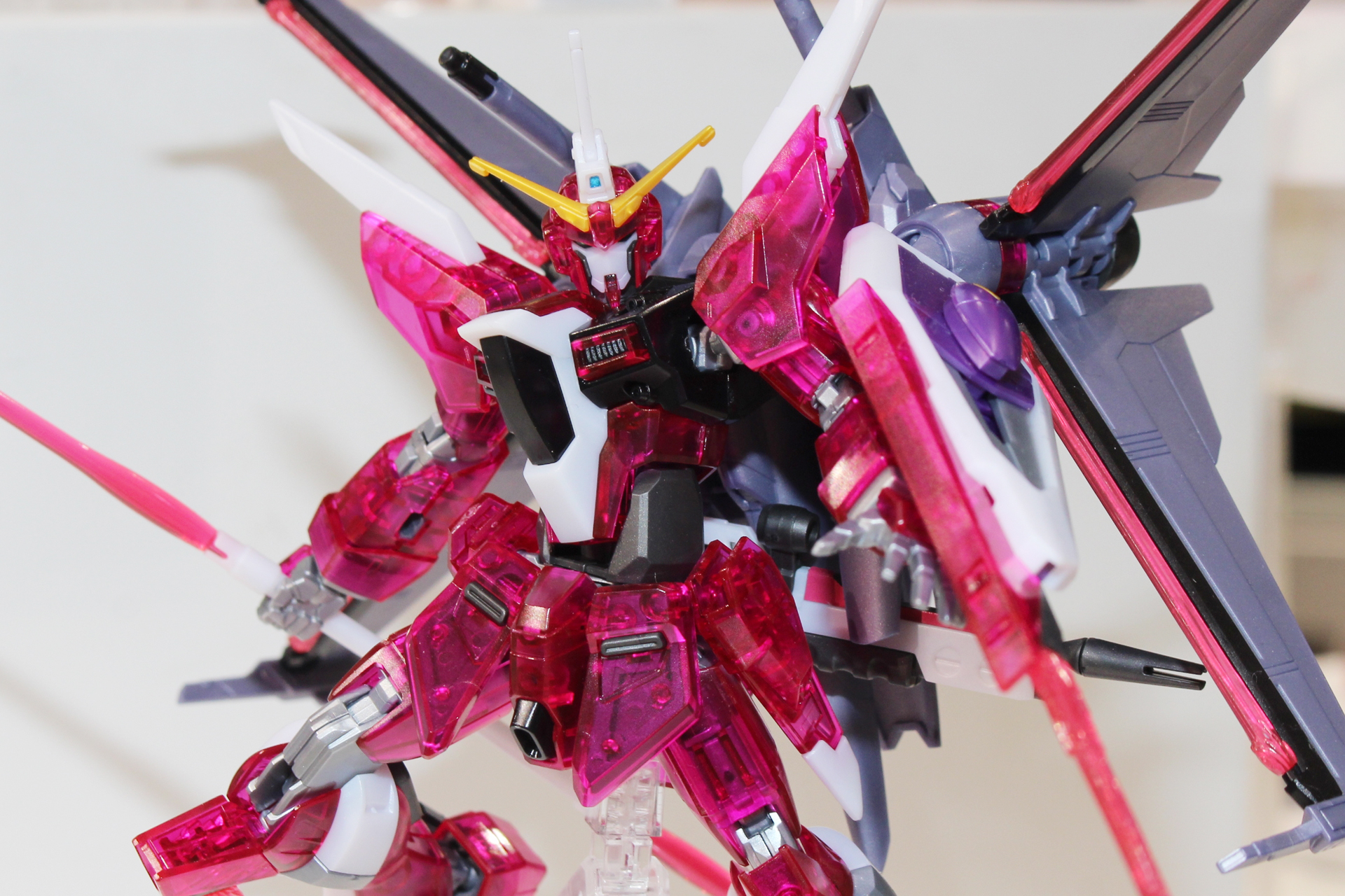 「HG インフィニットジャスティスガンダム弐式」の魅力をそのままに、成形色を変更した限定アイテムだ