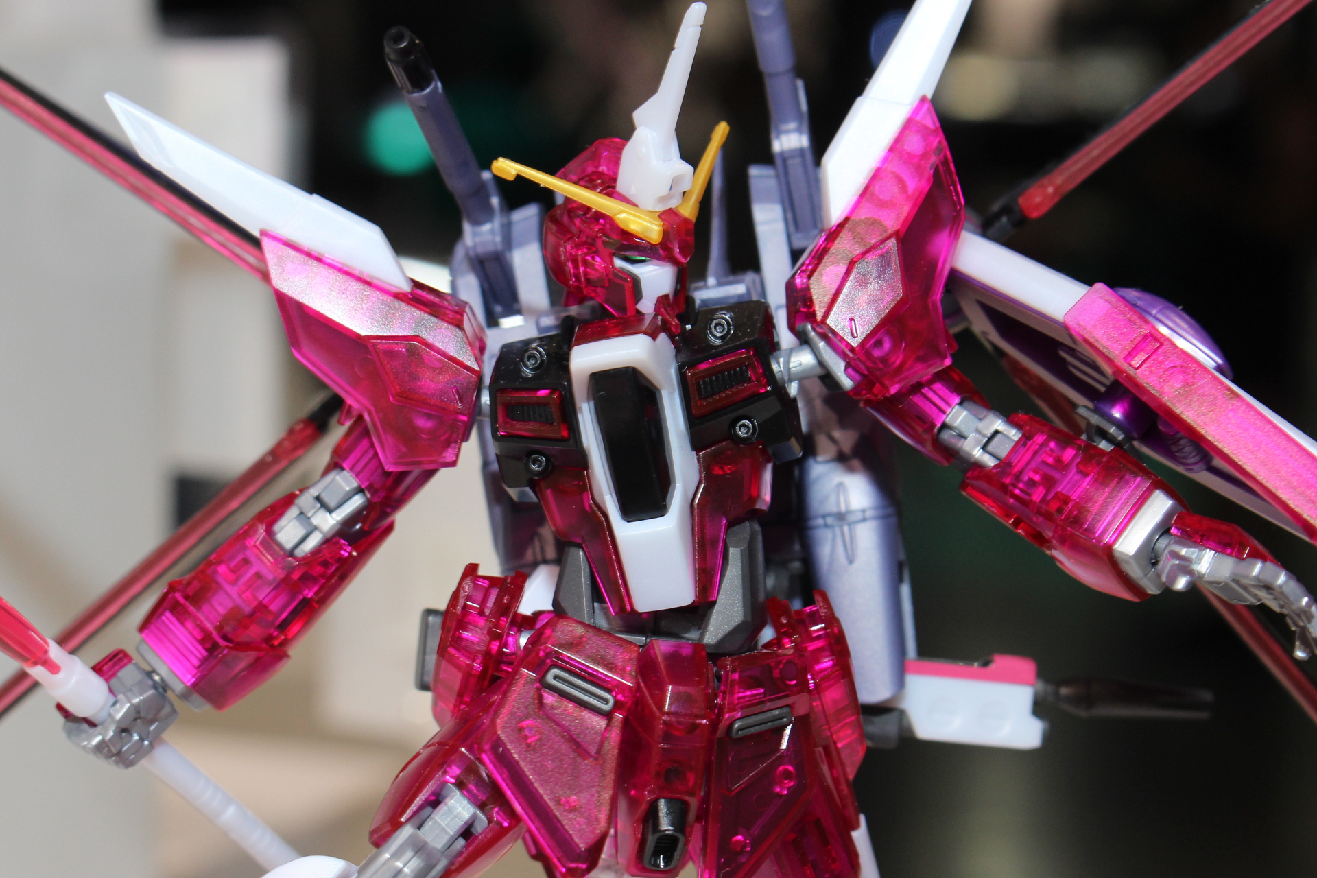 鮮やかなクリアピングとパールホワイトが実に映えるカラーリングだ