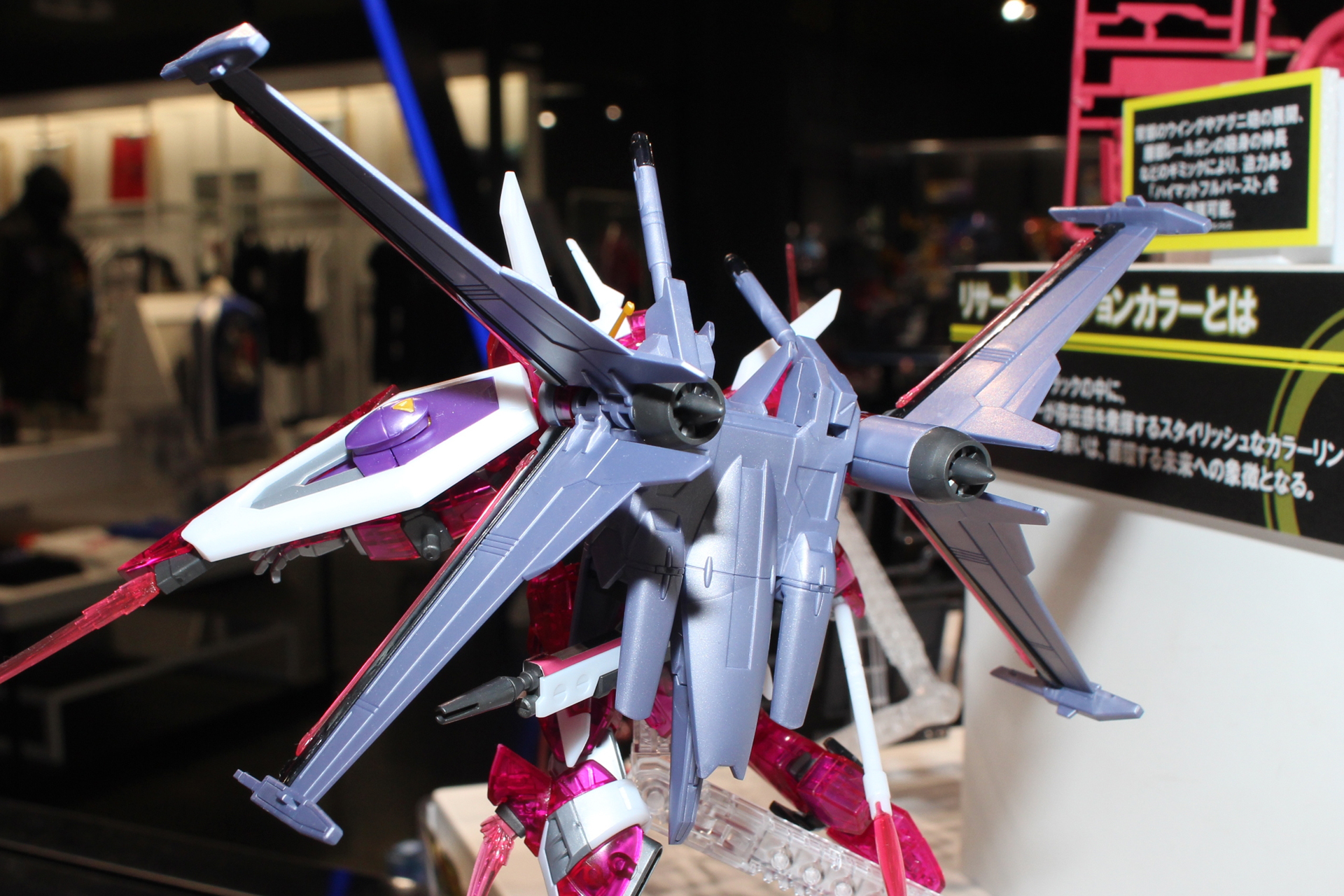 バックパックのフォランティスは着脱可能。こちらはメタリックカラーによる成形