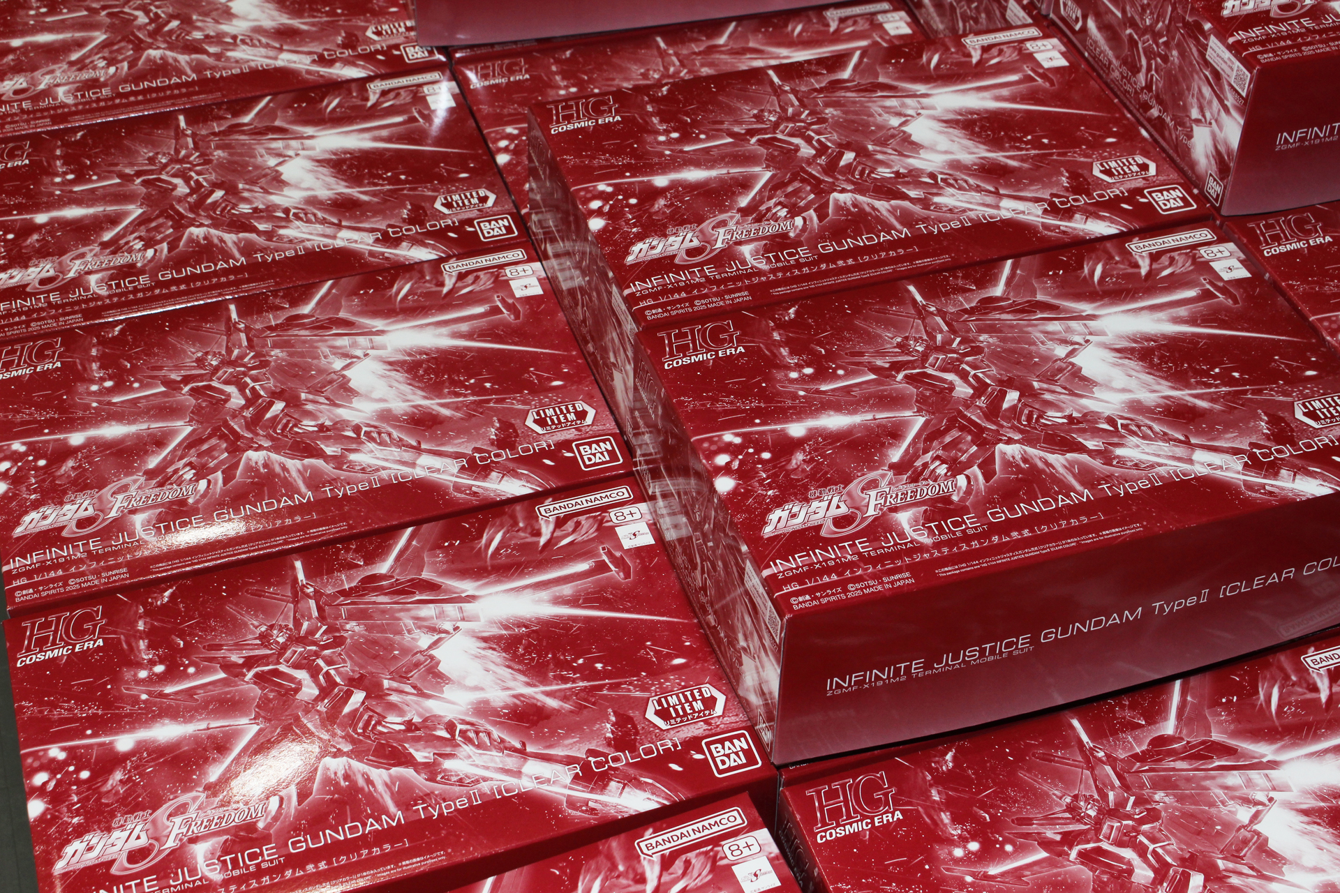 こちらがパッケージ。通常版の色違いの仕様となる