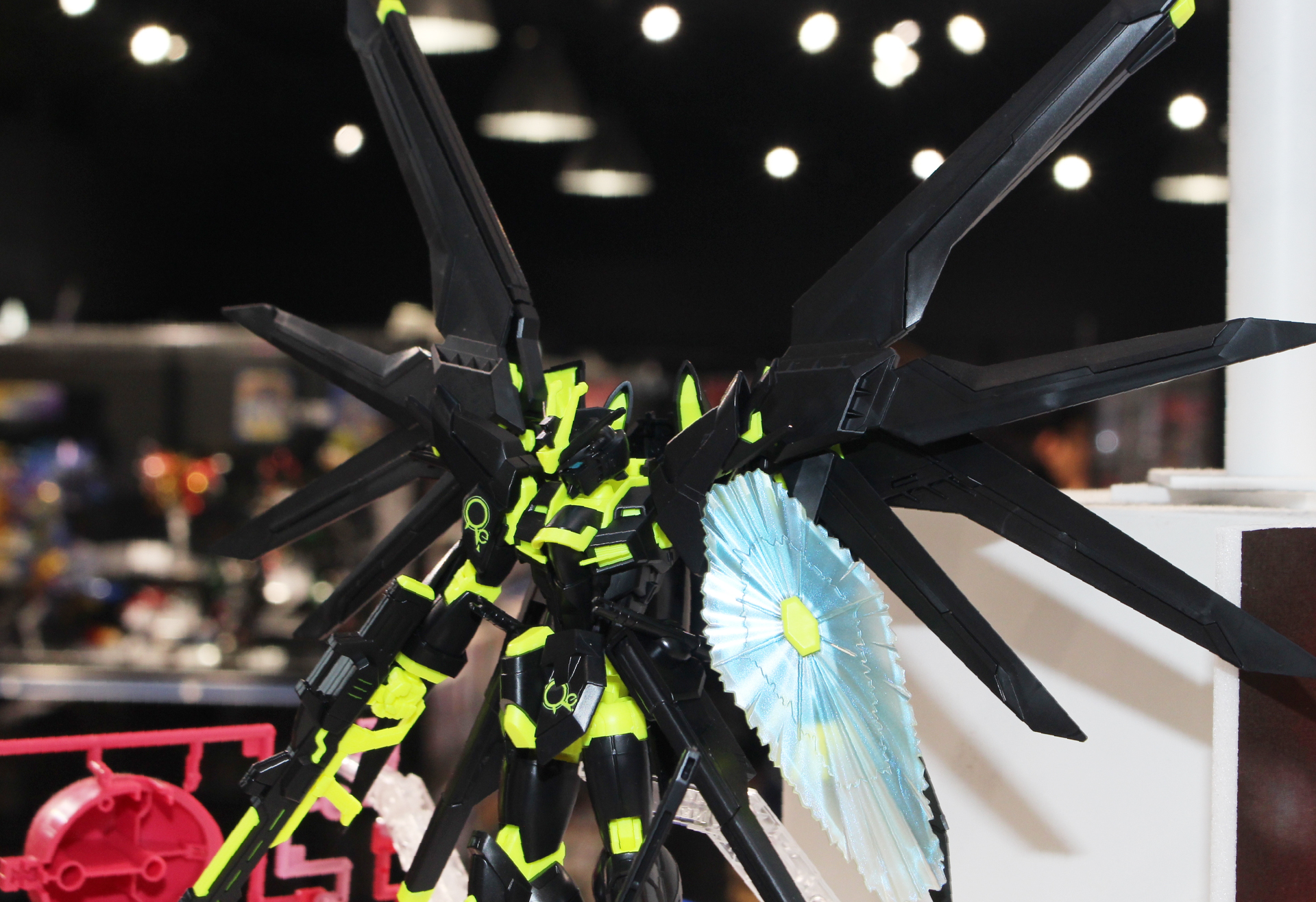 黒い部分がエコプラによるリサイクル素材パーツだ