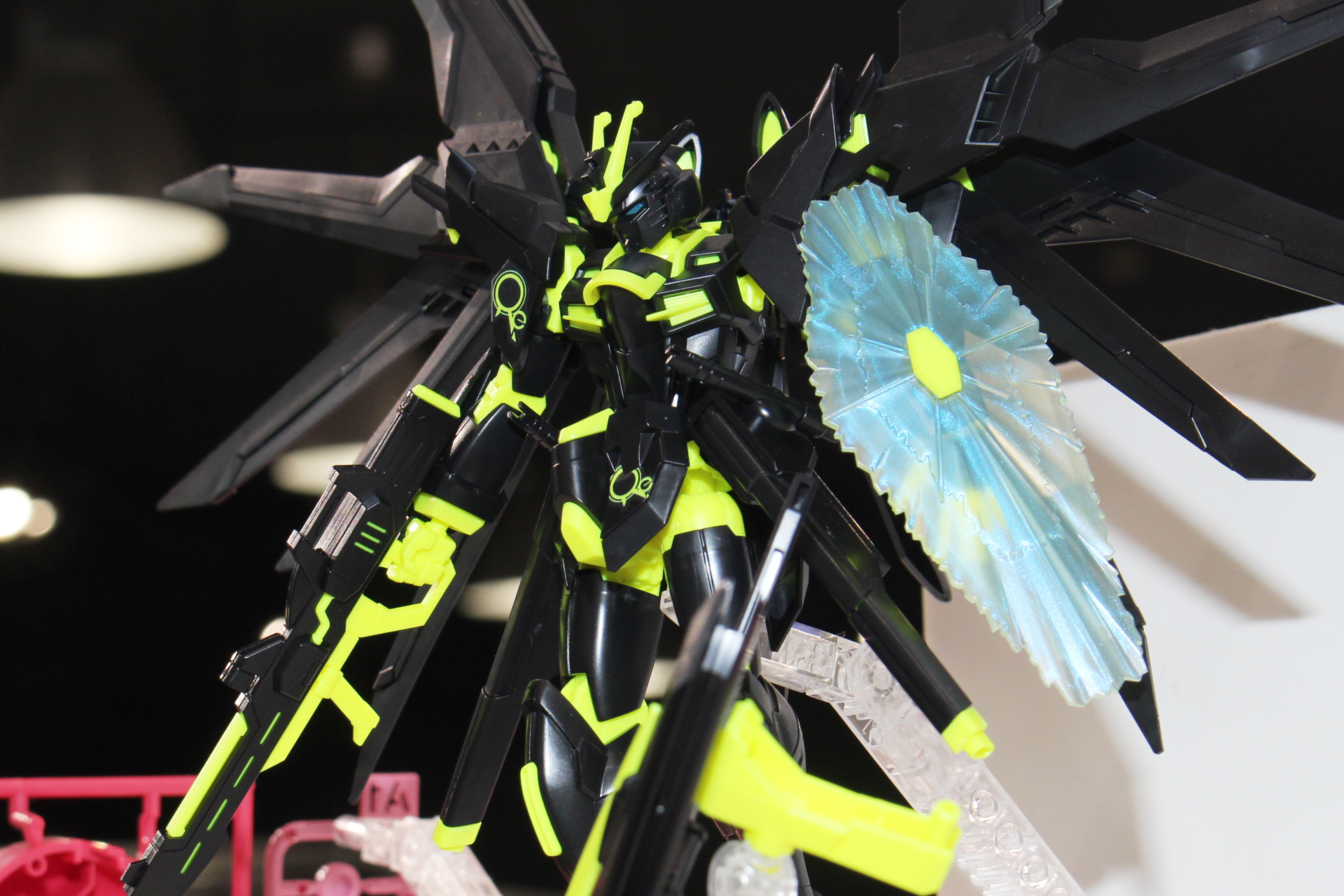 ネオンイエローの差し色が実に鮮やかだ