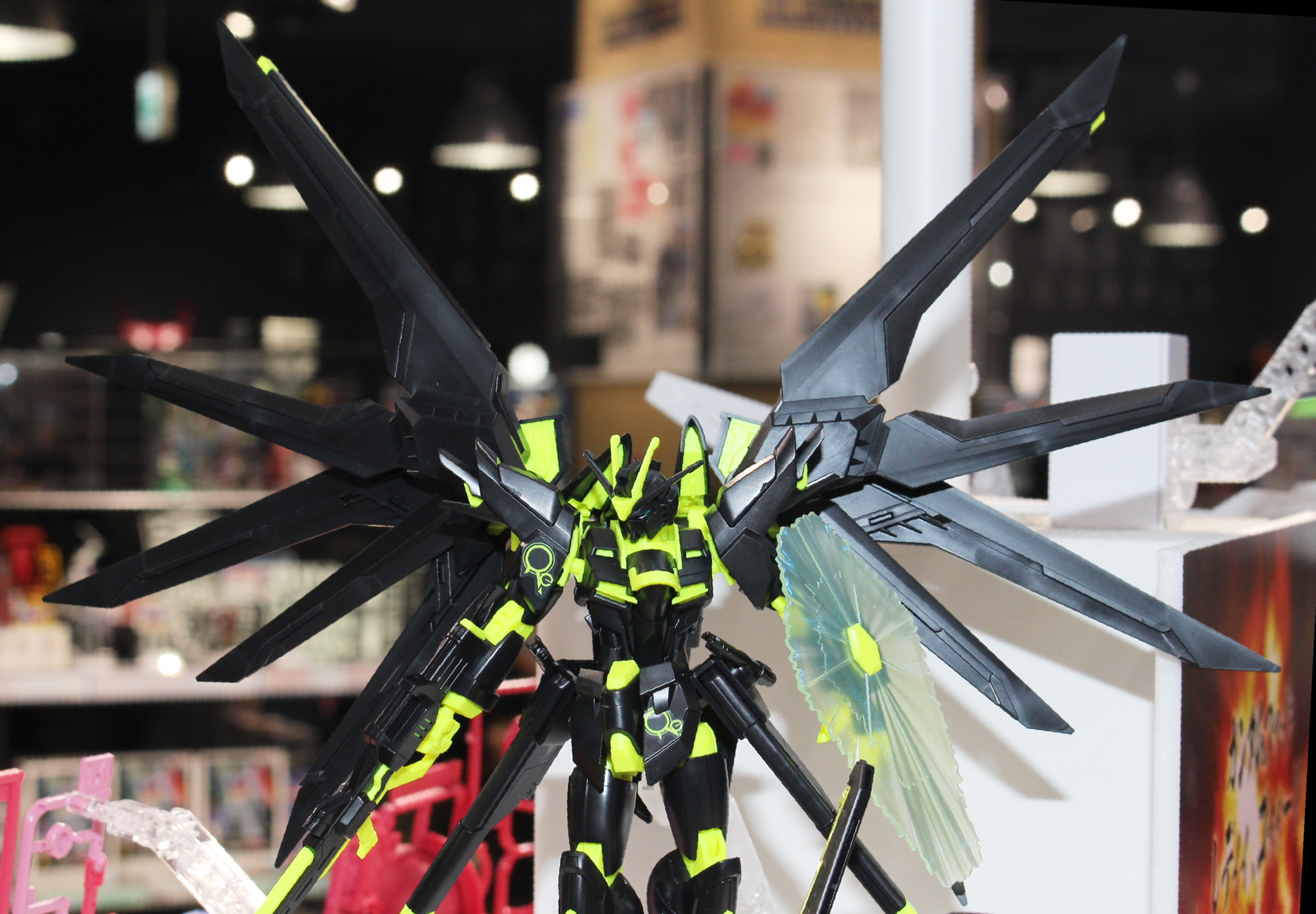 一部にはクリア成形のパーツも採用。カラーリングを引き締めている