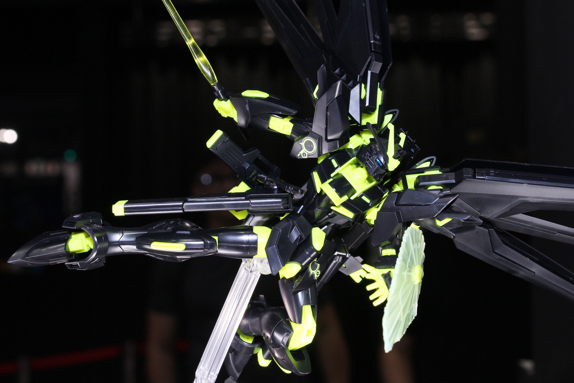 肩と腰のアーマー、シールドにリサーキュレーションカラーのマークがある