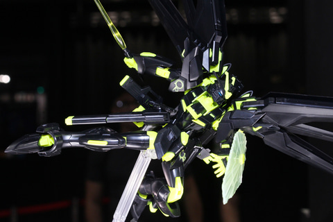 特別企画】漆黒の機体にネオンイエローが映える！ 「HG 1/144