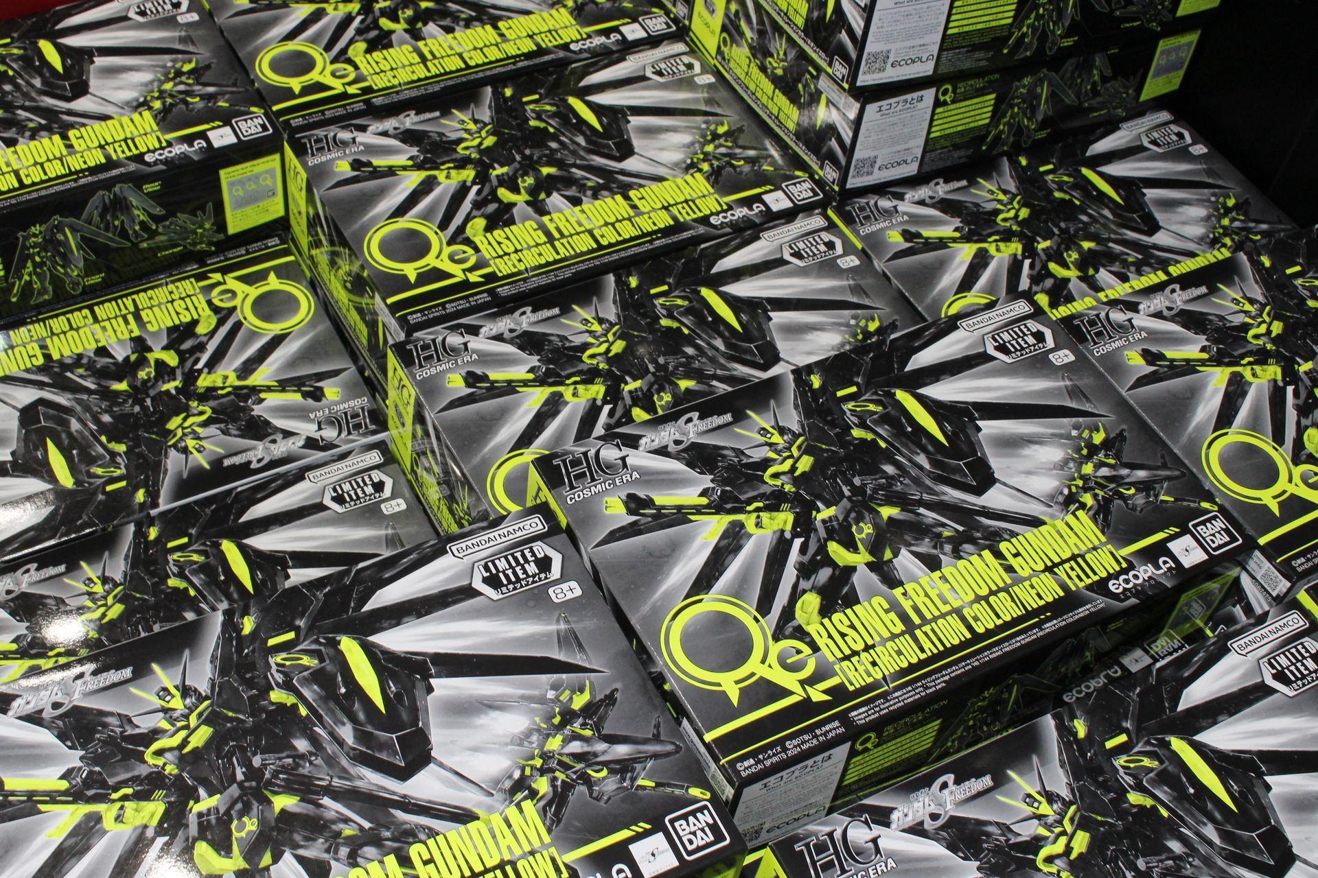 キットと同様、モノトーンにネオンイエローカラーのパッケージ