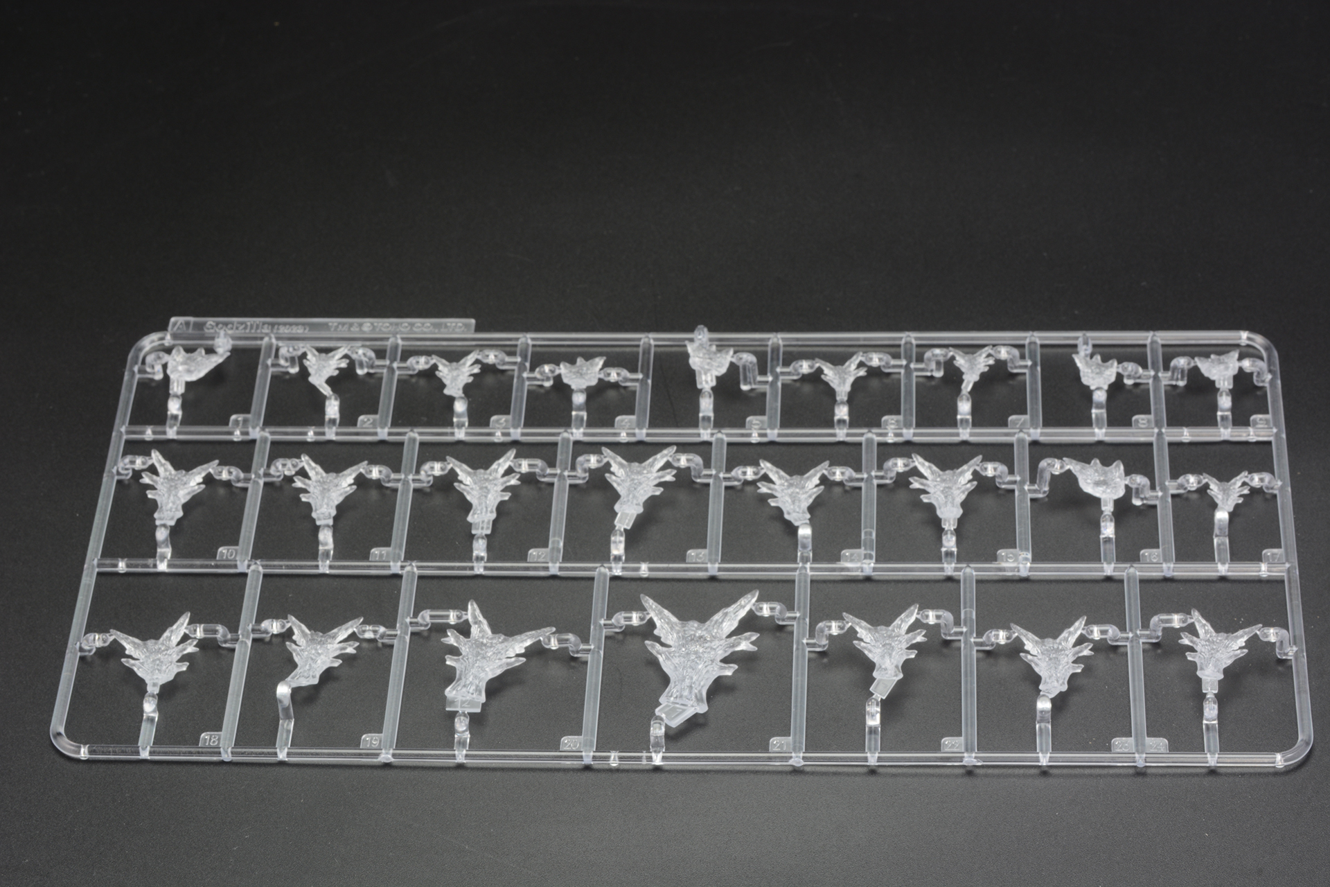 ランナーAと、Bは背鰭パーツ。今回はアオシマオンラインショップ限定のクリア素材の背鰭を使用した