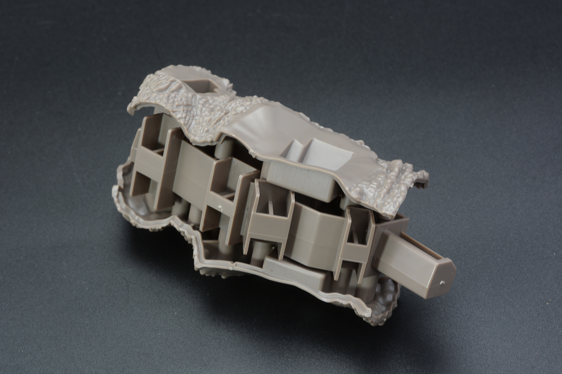 フレームに体表パーツを組み付けていく