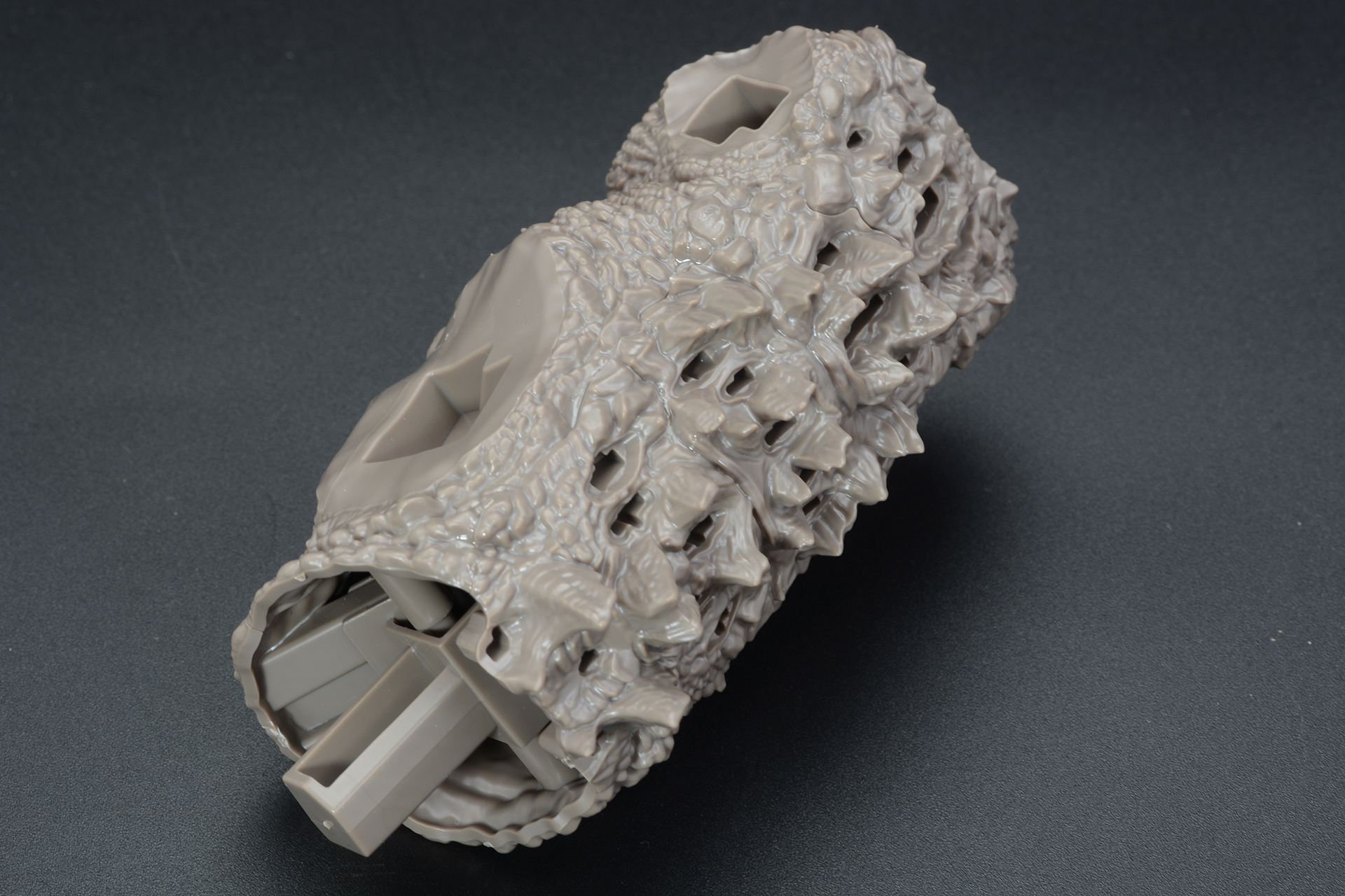 背鰭パーツをはめ込むための穴