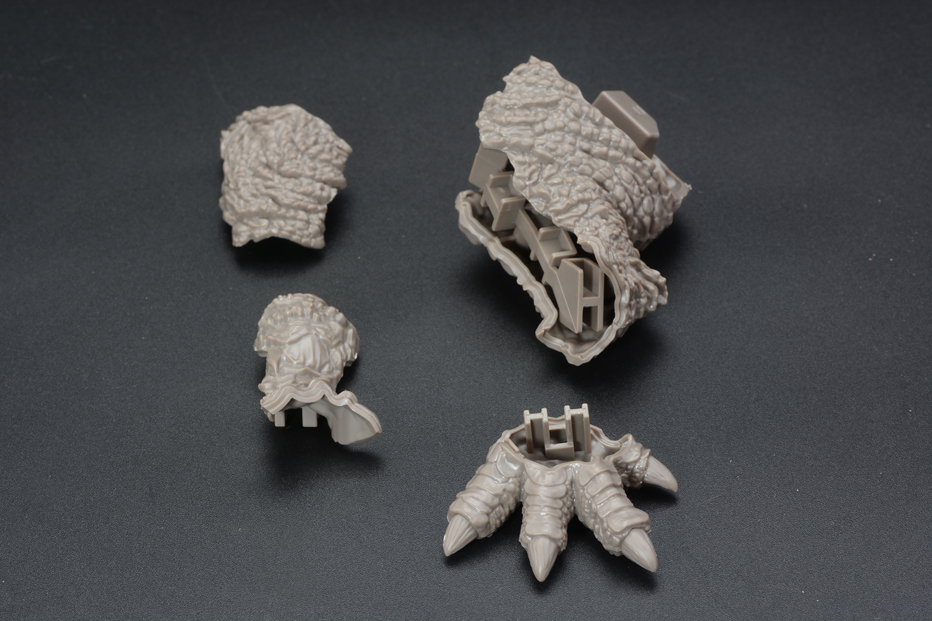 足もフレームを中心に体表パーツをつけていく