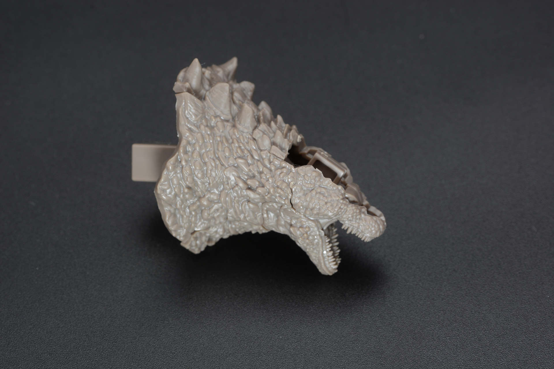 目の塗装のため、あえて頭頂パーツは組み付けない