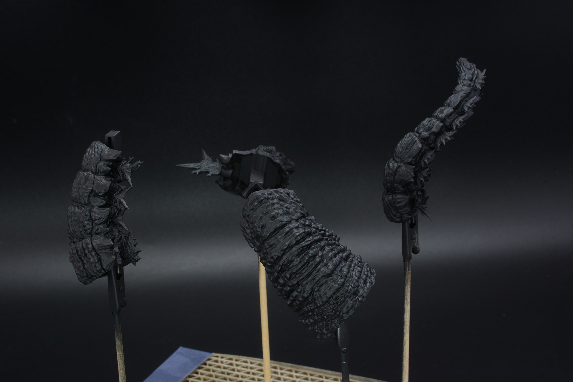 各部パーツを"猫の手"で挟み込み、スプレー塗装で黒に染める