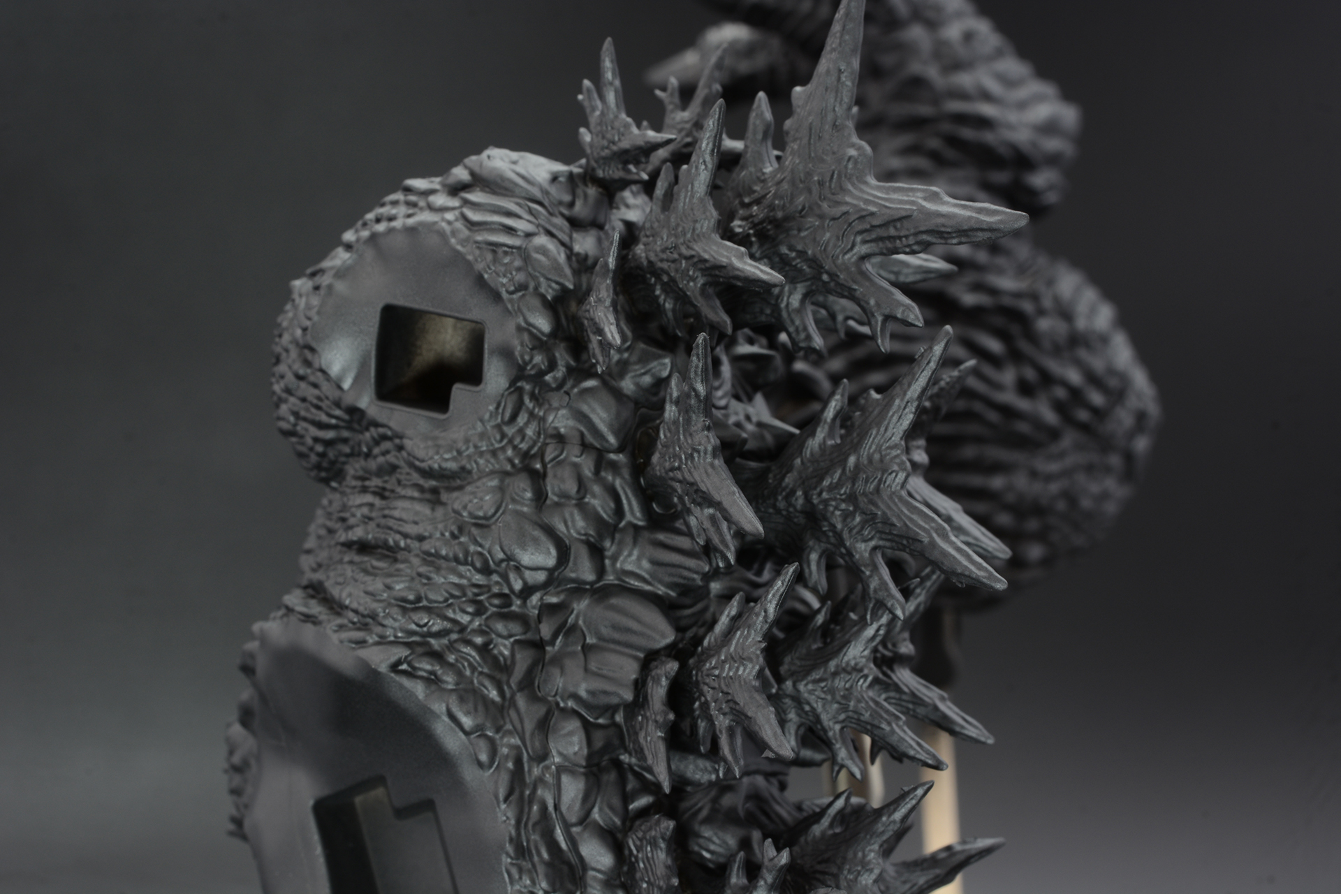 クリアパーツの背鰭は黒一色で染まった