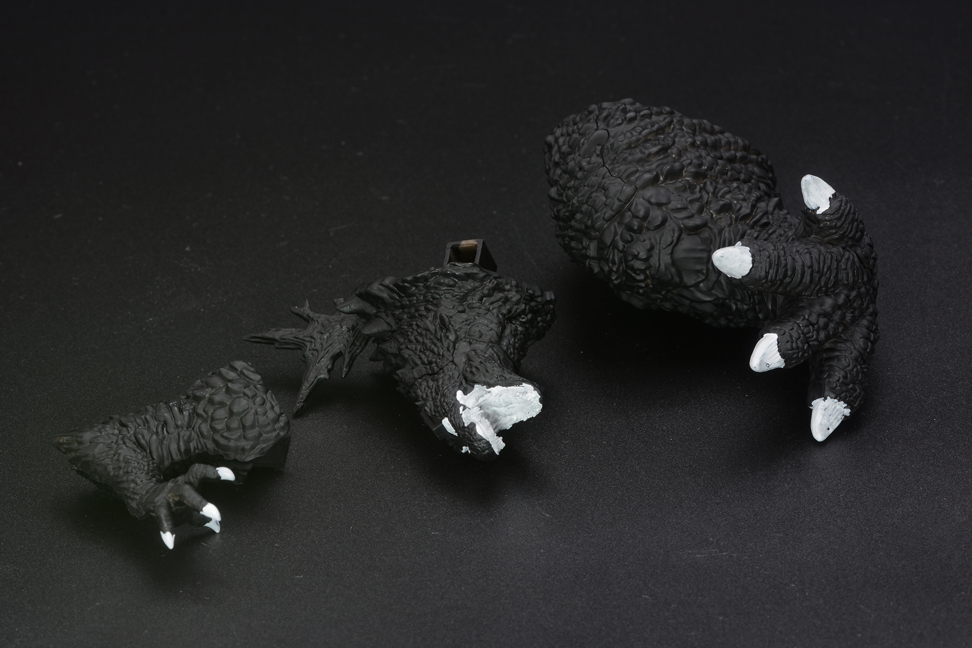 手足の爪、口の中、目を白で塗る。白や、口の中の赤、チッピング用の銀などはタミヤのアクリルカラーを筆塗りで使用した