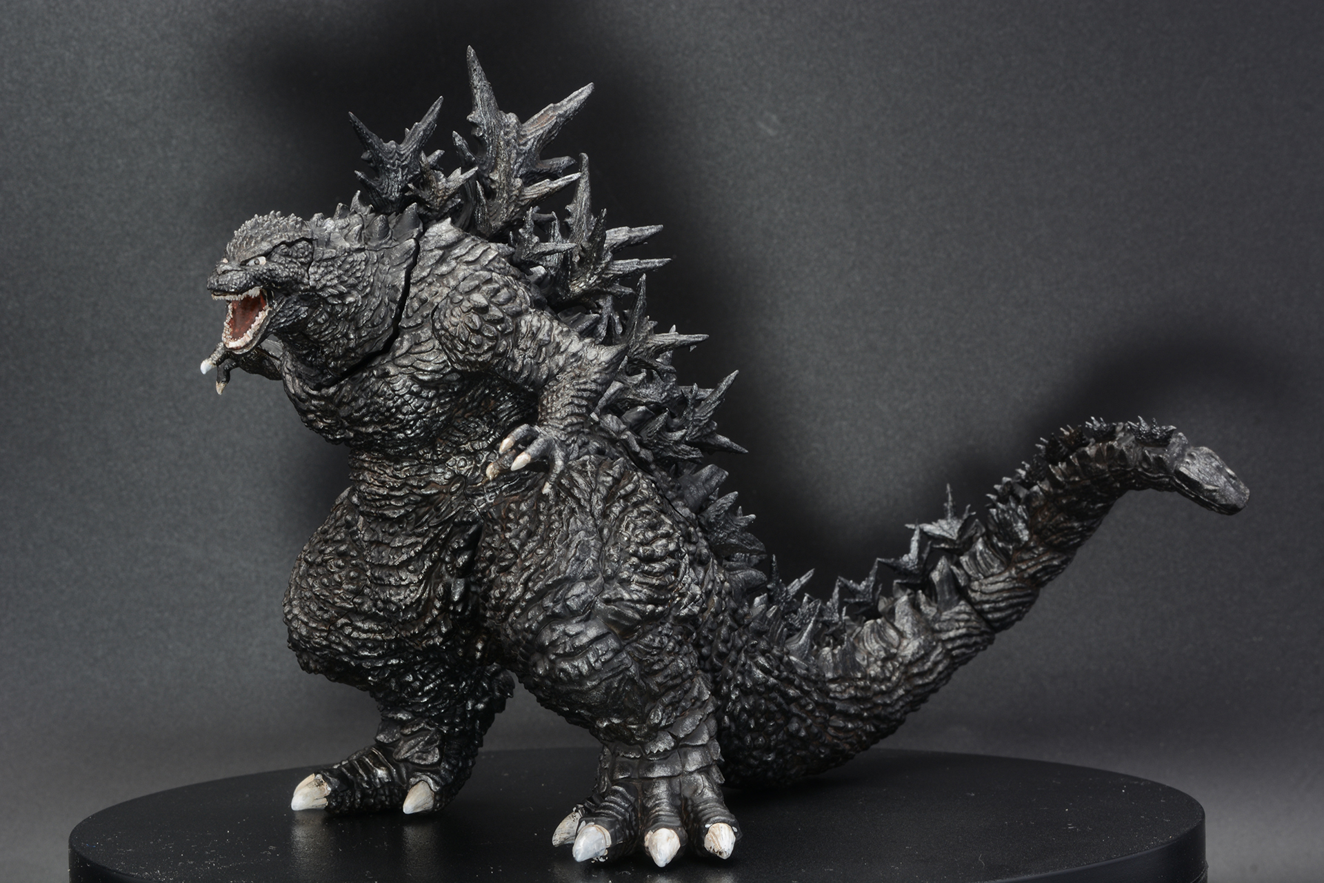 各部を組み付けて完成。「ゴジラ (2023)」ならではの迫力のある姿だ