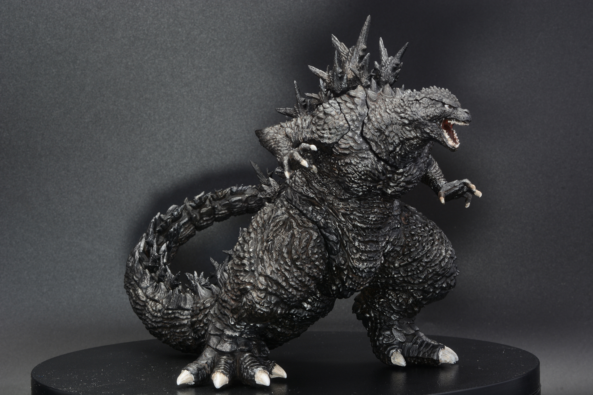 各部を組み付けて完成。「ゴジラ (2023)」ならではの迫力のある姿だ