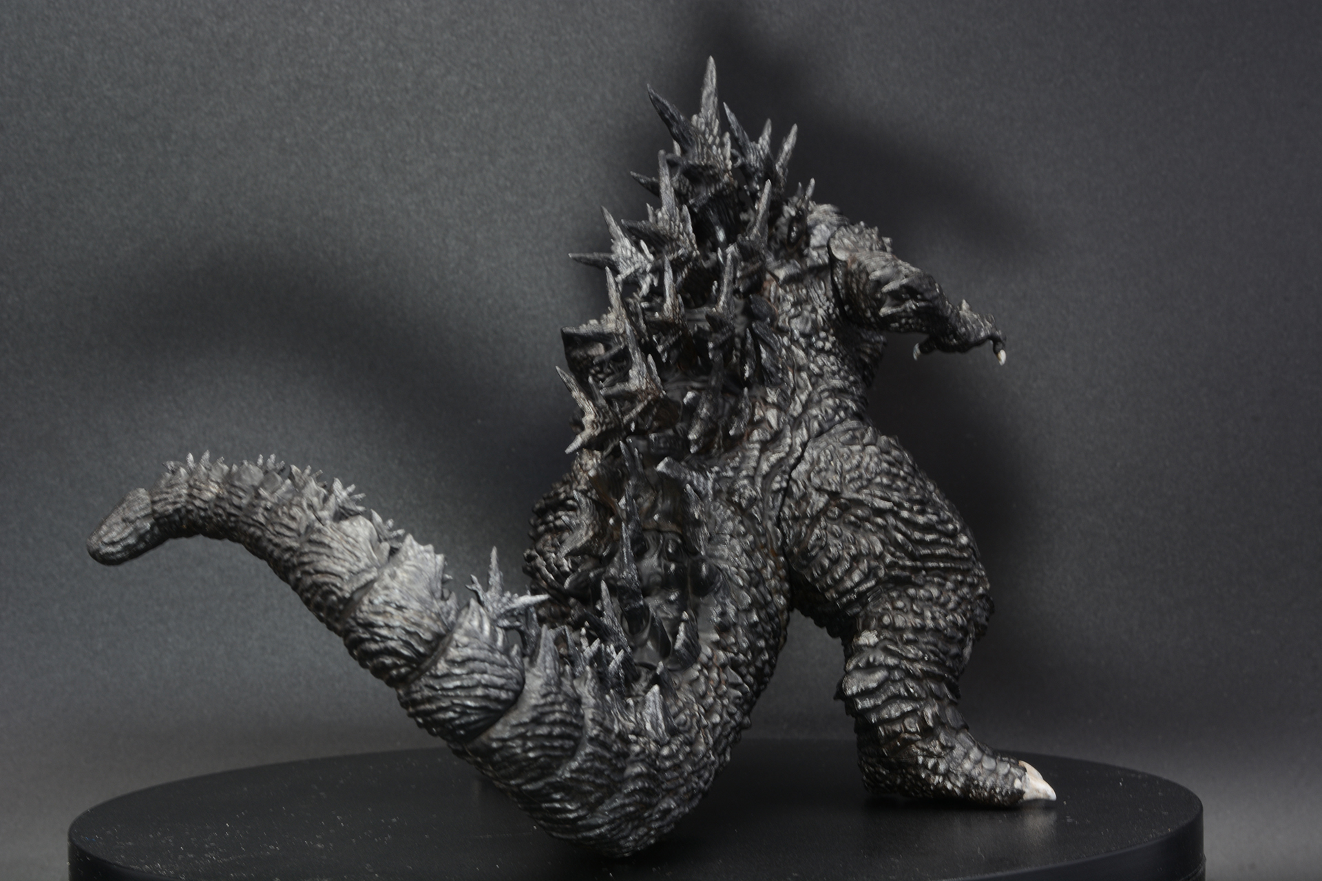 各部を組み付けて完成。「ゴジラ (2023)」ならではの迫力のある姿だ