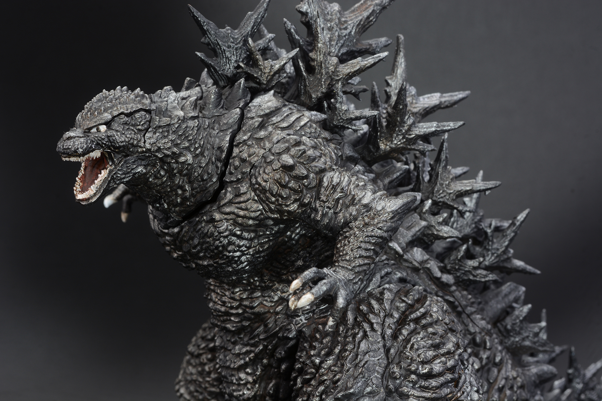 大きく口を開け、力を込めた目線、ゴジラの恐ろしさがしっかり伝わる