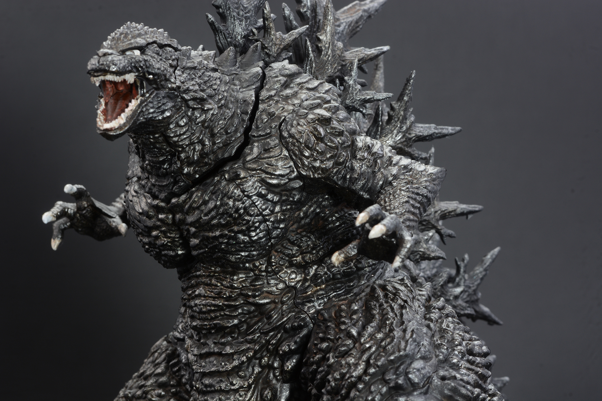 正面からの顔は、映画でも印象的なシーンだ