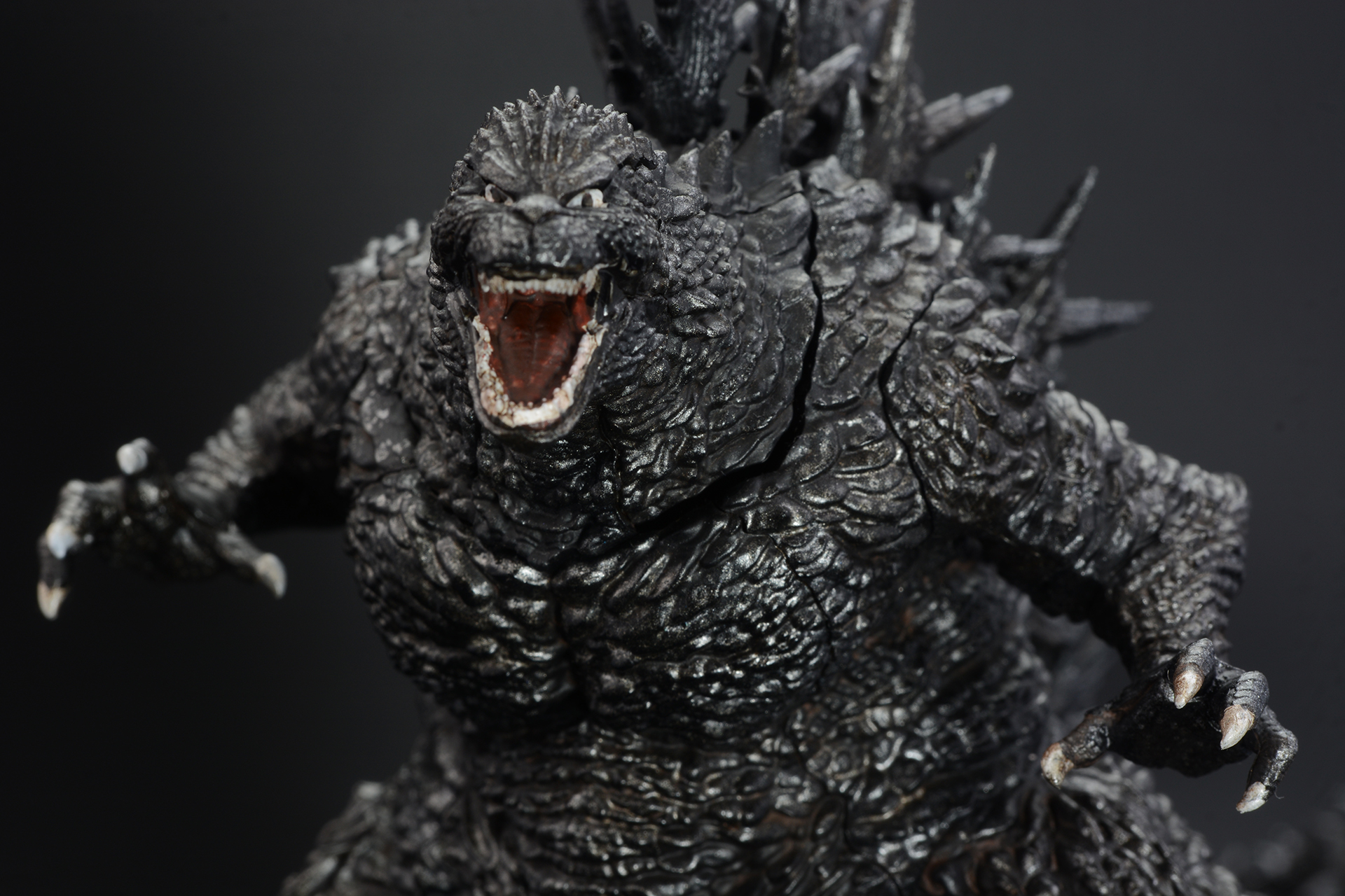 正面からの顔は、映画でも印象的なシーンだ