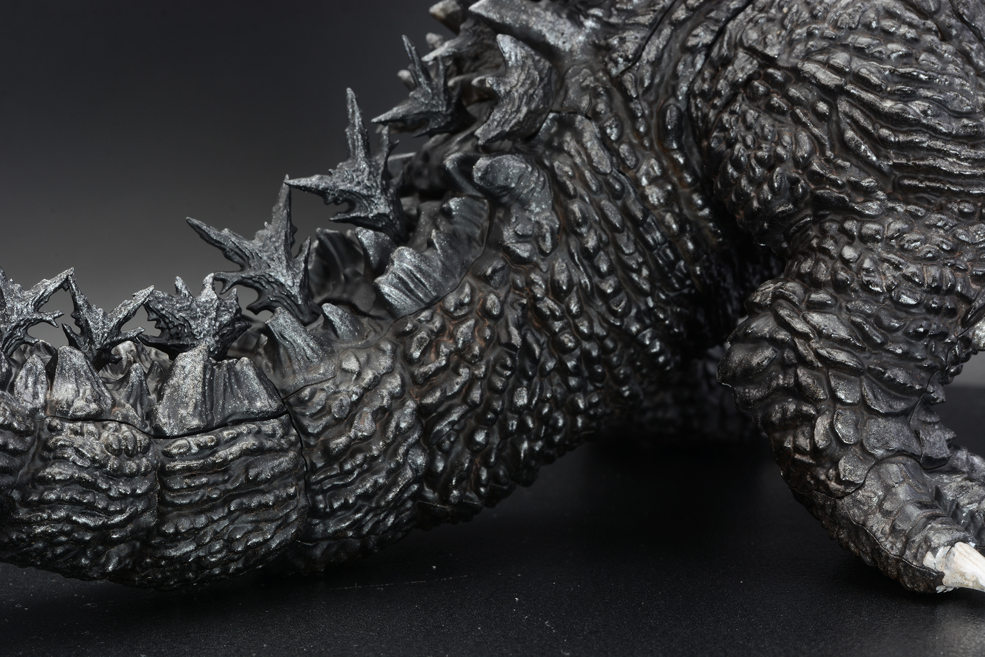 尻尾の表現もゴジラらしさだ