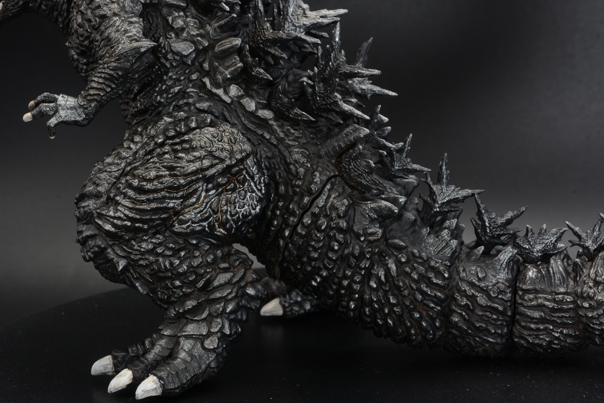 尻尾の表現もゴジラらしさだ