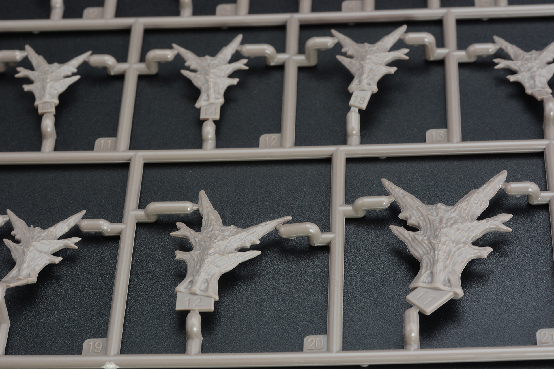 こちらが通常版の成型色の背鰭パーツ