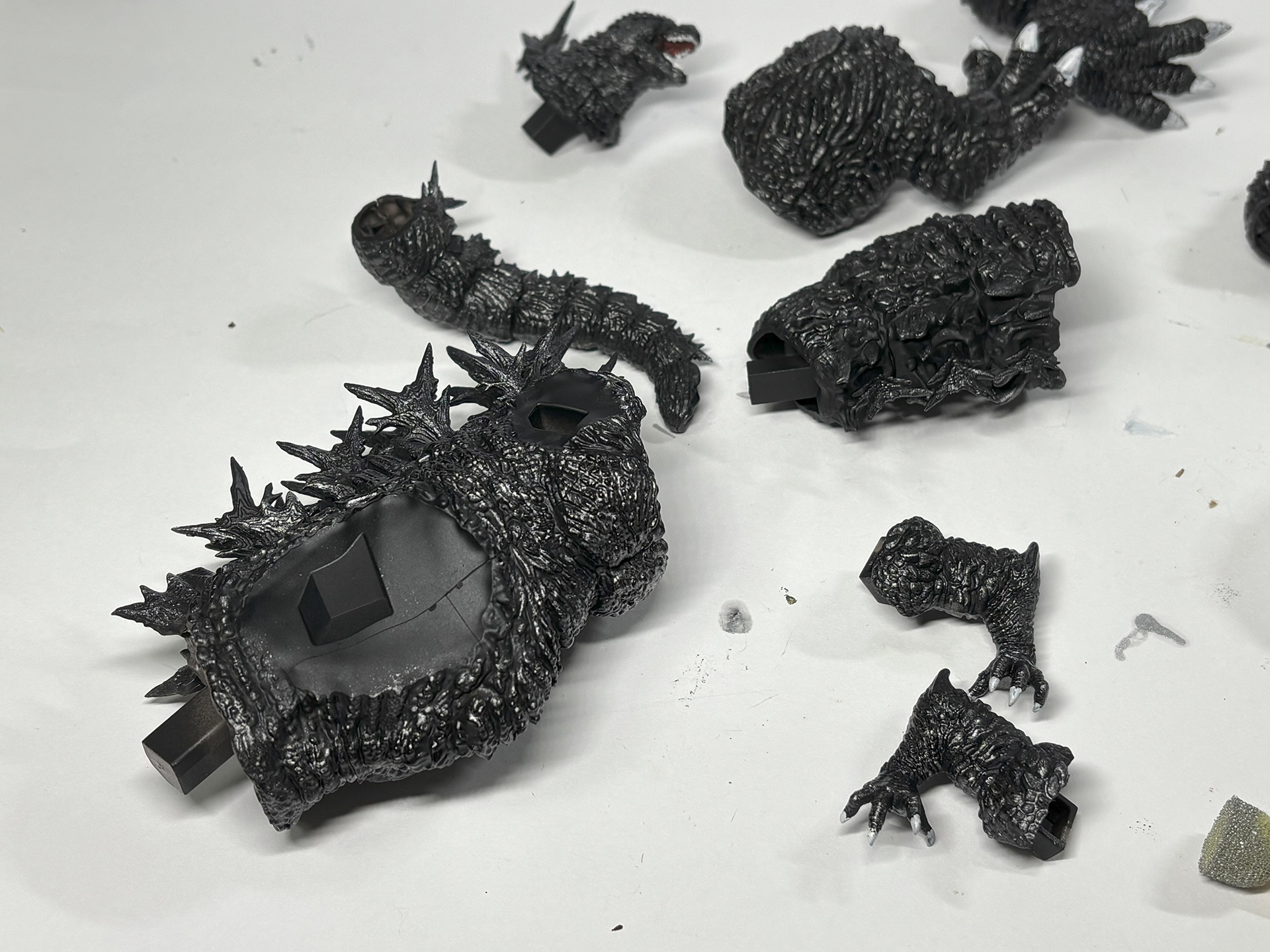 過度に銀色を塗ってしまったので、改めて黒でさらにチッピングを行った