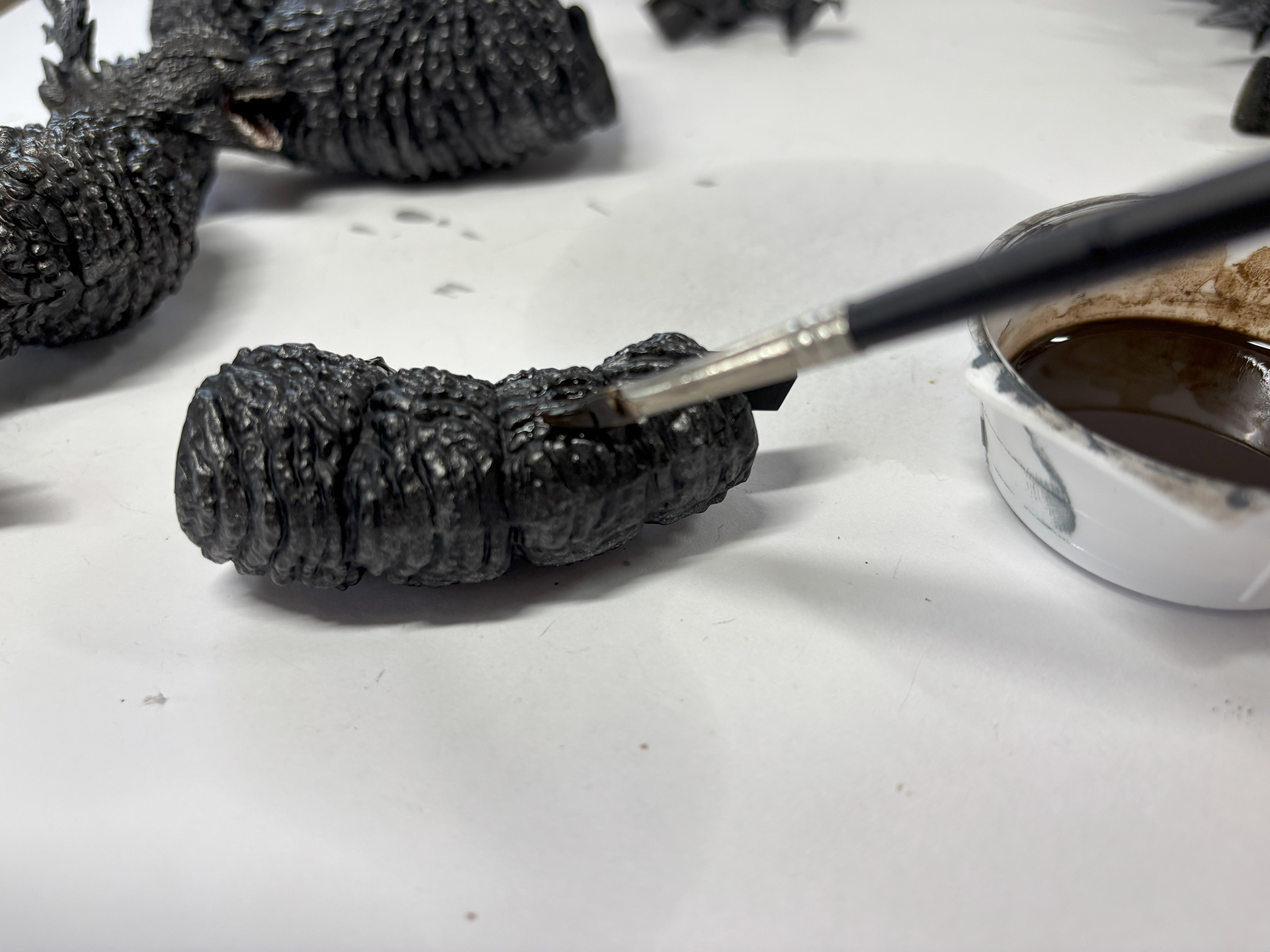 薄めた「Mr.ウェザリングカラーグランドブラウン」で荒く筆塗り、拭き取ることで土汚れがついた感じに