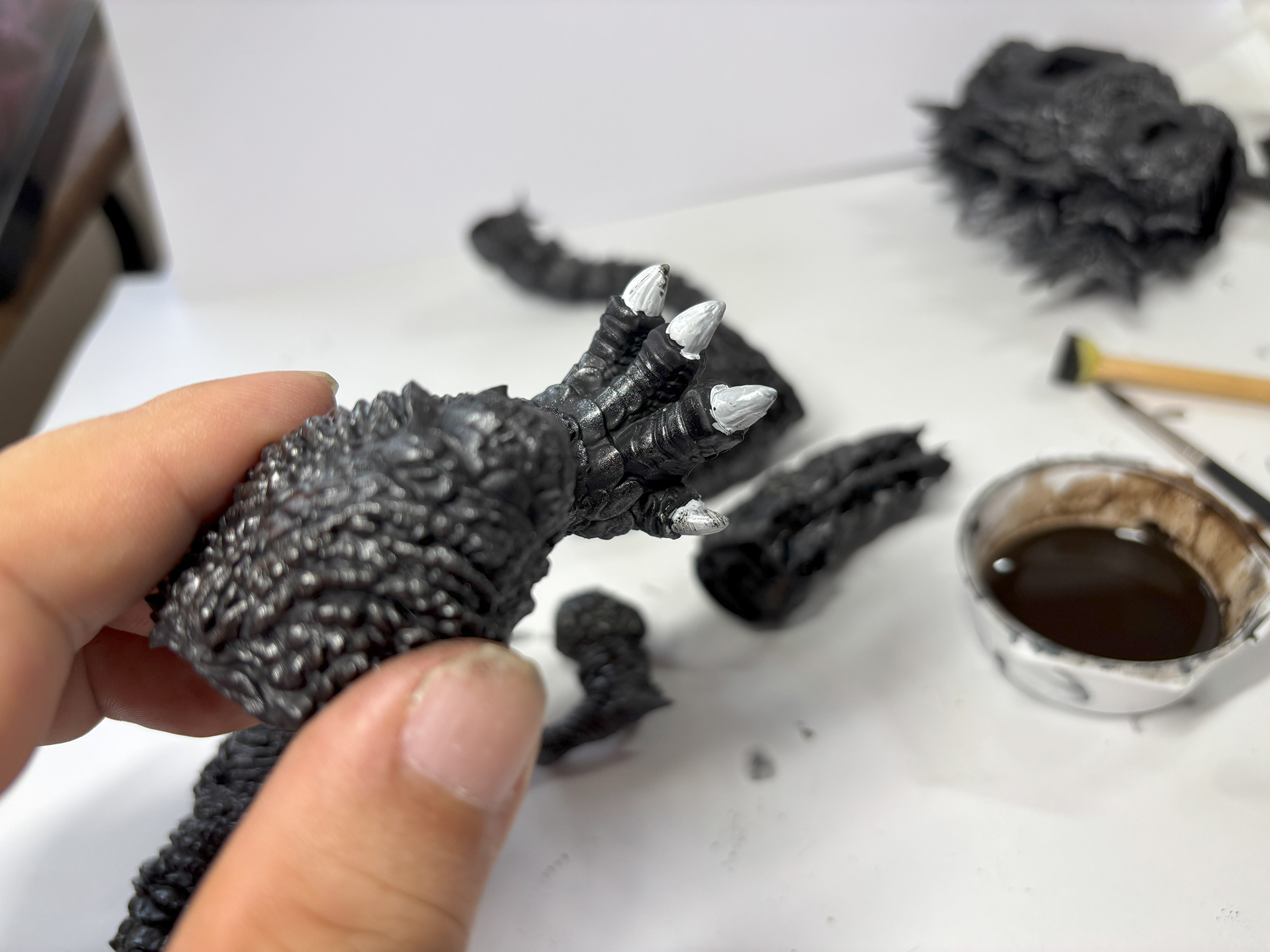 白い爪が茶色で汚れた感じに