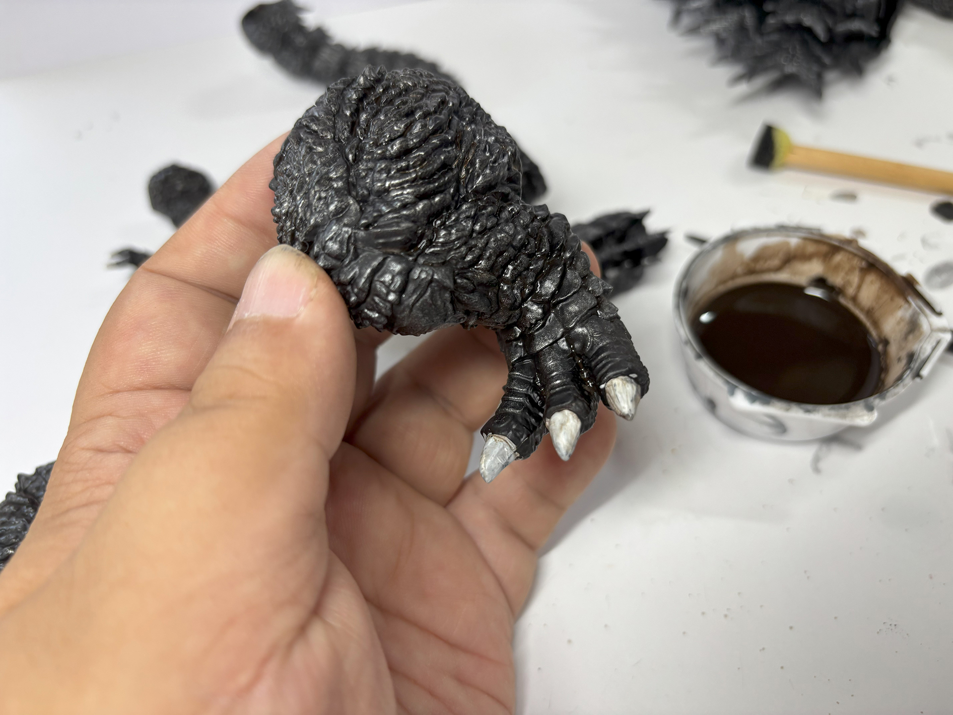 白い爪が茶色で汚れた感じに