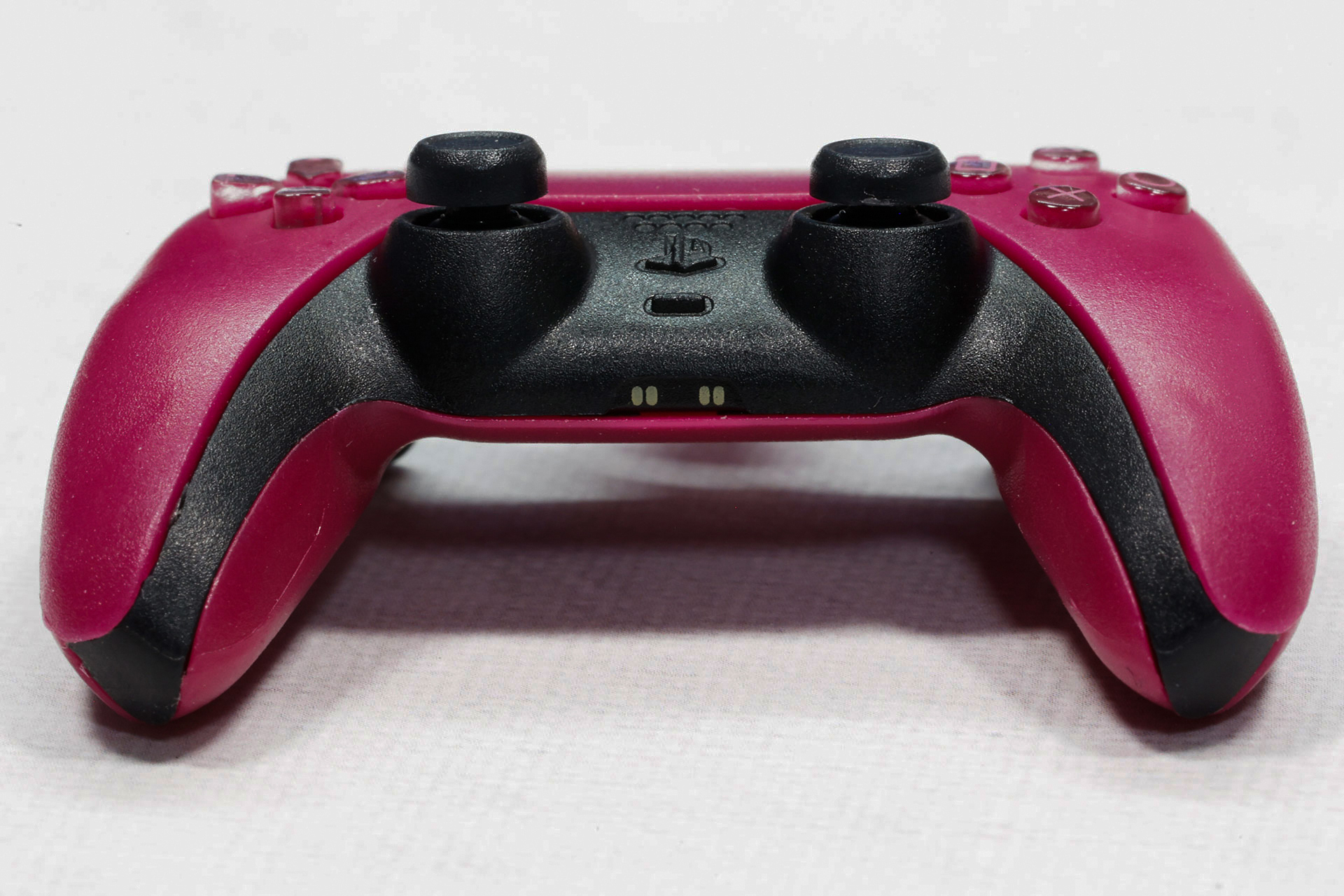 PlayStationのロゴが描かれたPSボタンもそのままだ