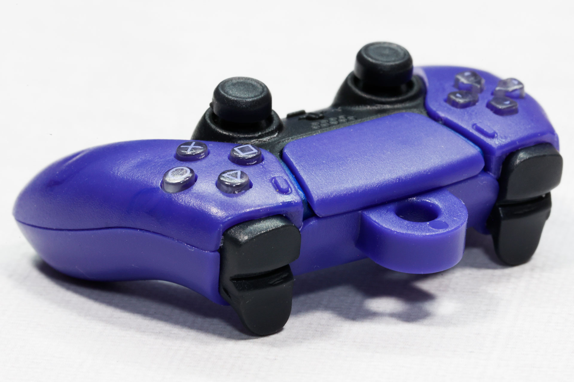 どこから見ても「DualSense™ワイヤレスコントローラー」だとわかるフォルムだ
