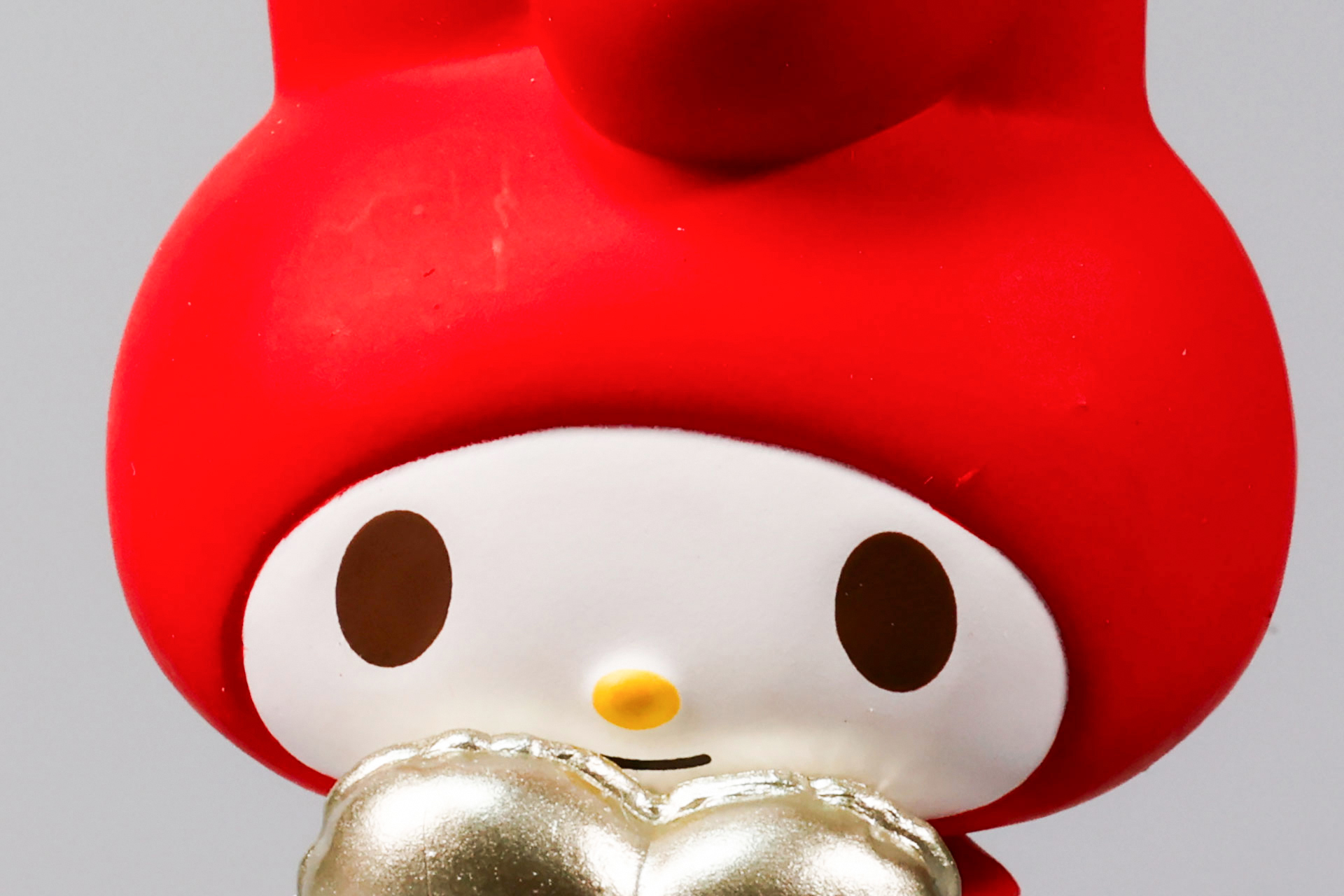 少しだけ微笑んでいるように見える