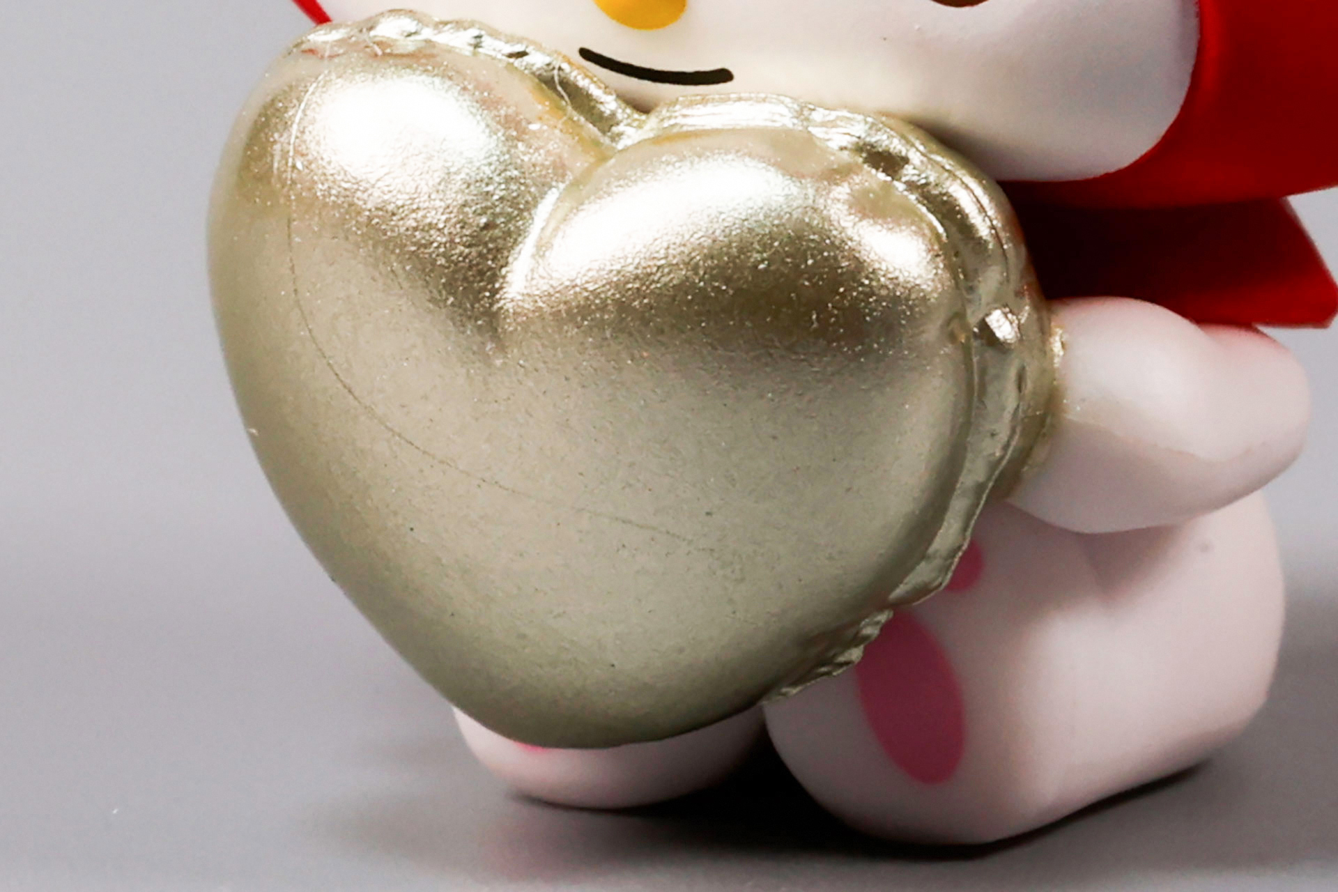 バルーンの隙間からピンク色の肉球も見える