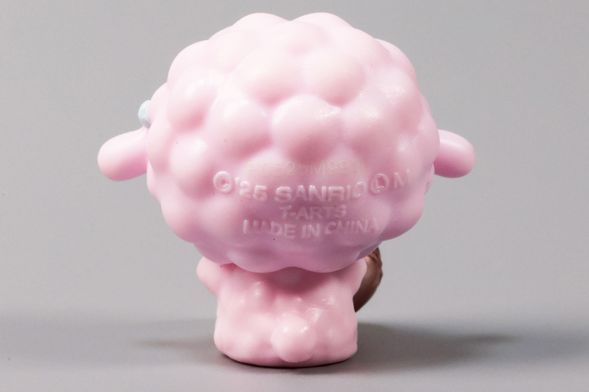 こちらも座りポーズのため頭が大きく見える