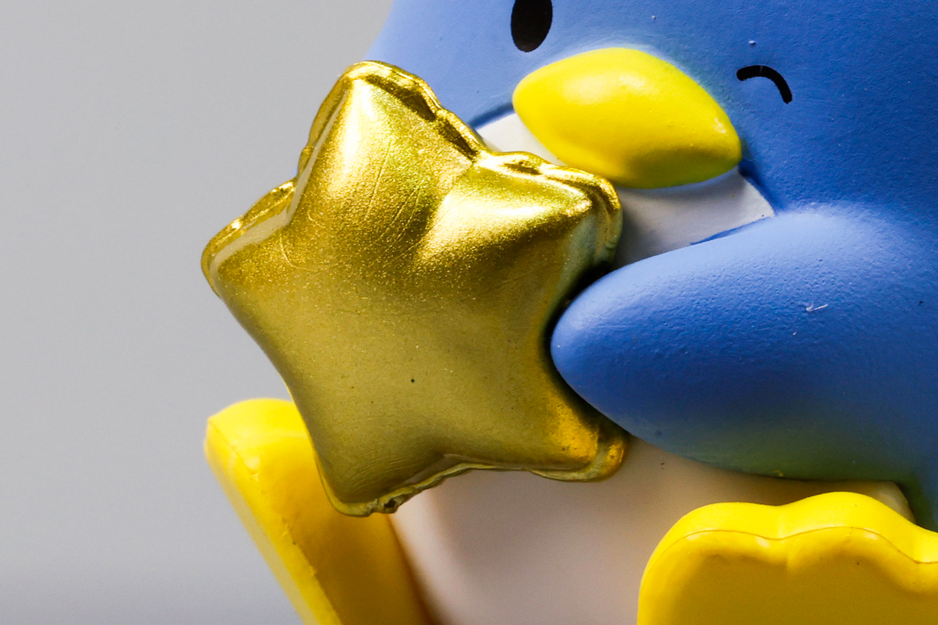 手には星形のバルーンを持っている