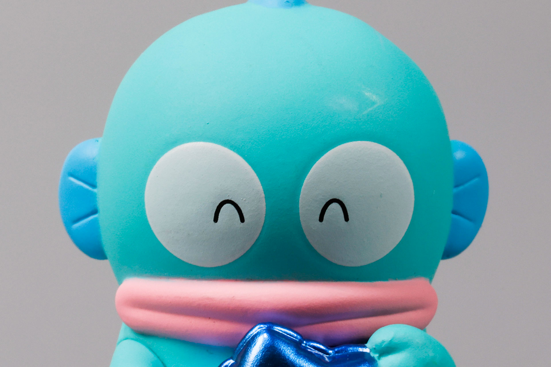 横に大きく伸びたピンク色の口も特徴的だ