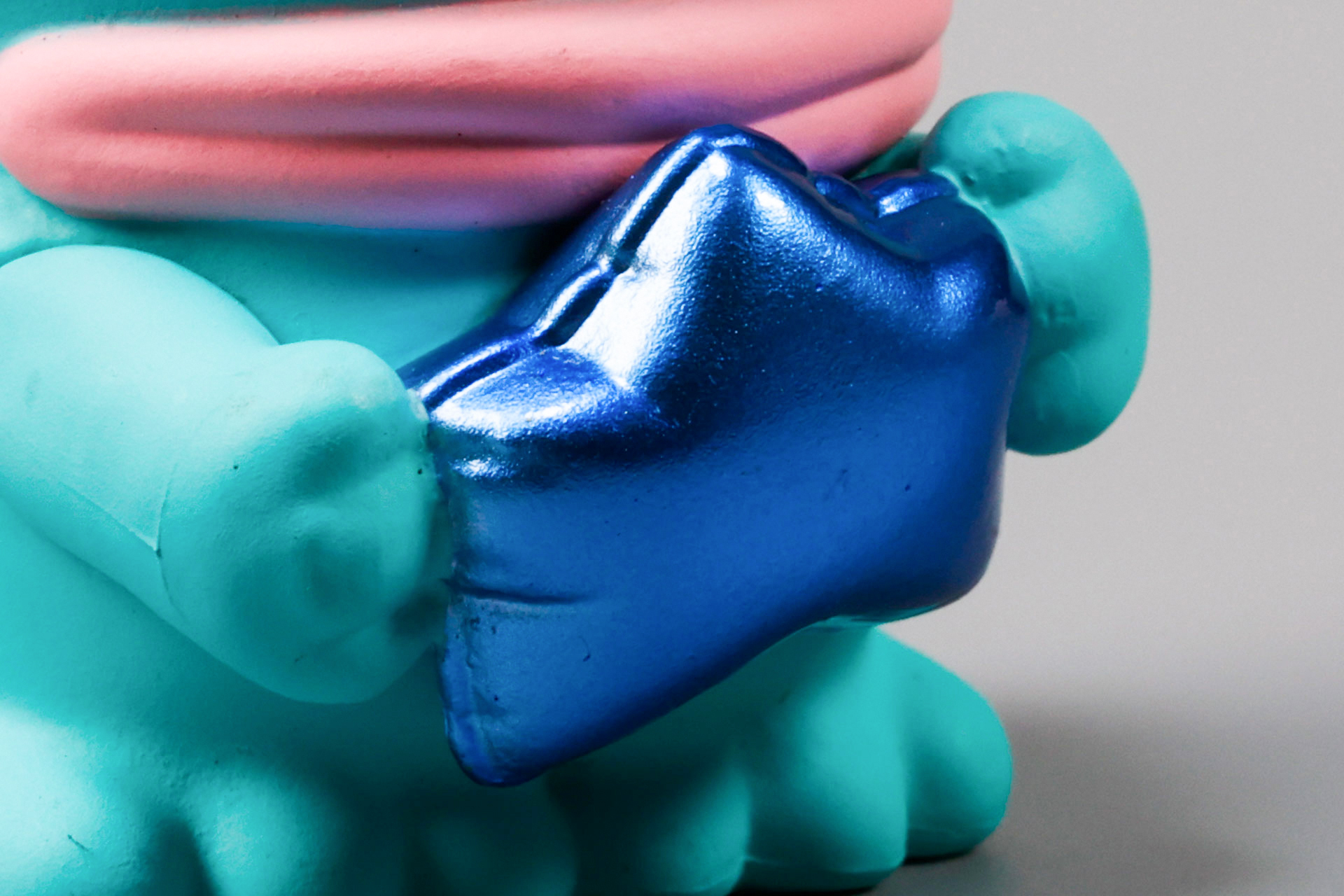 キラキラと輝く青いバルーンを手に持っている