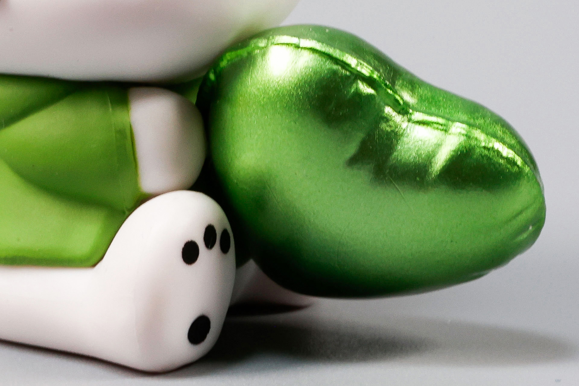 手には緑に輝くバルーンが